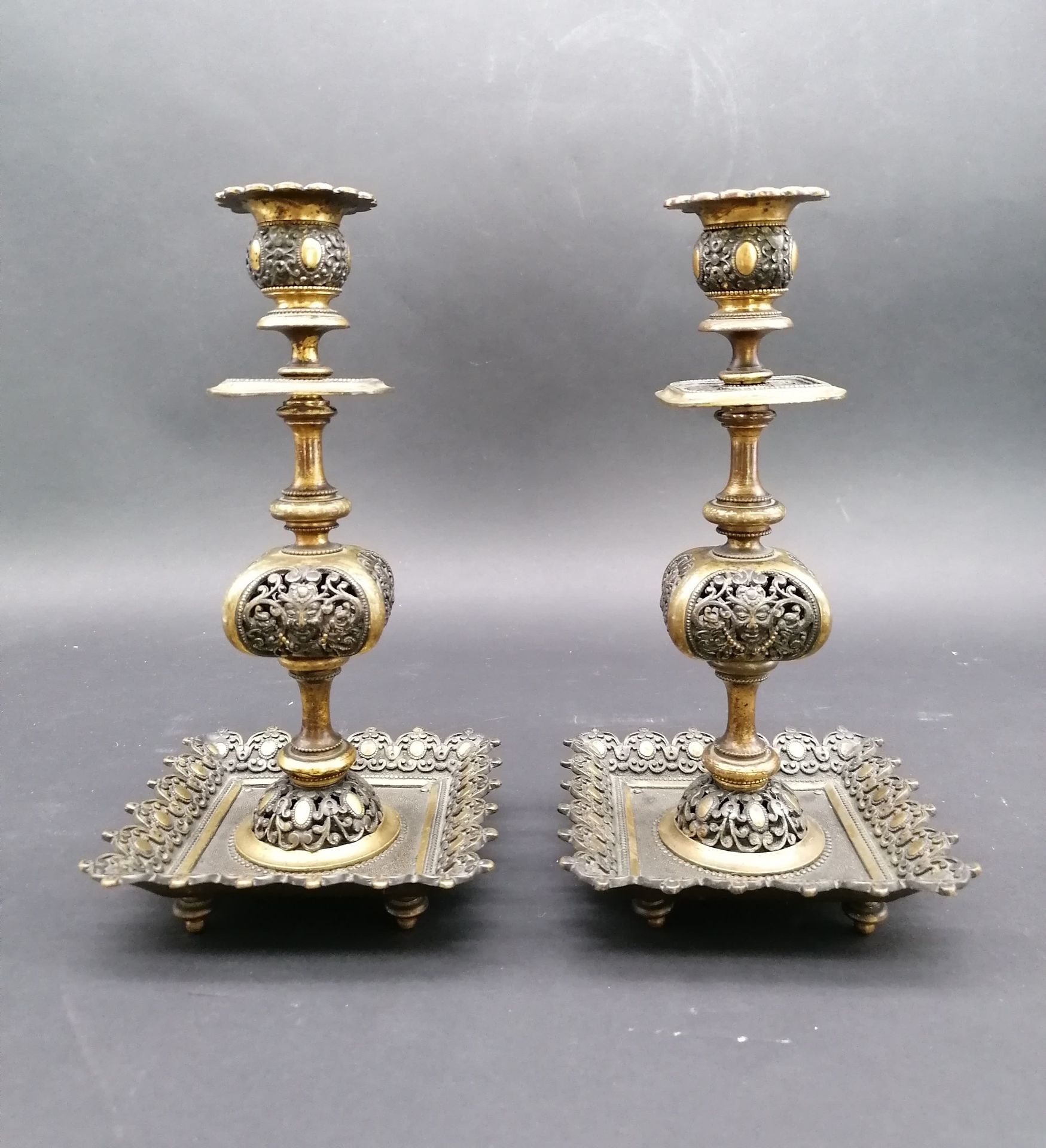 Null PAIR OF CANDLES in gilt bronze and patina

Baluster and openwork shaft

Dec&hellip;