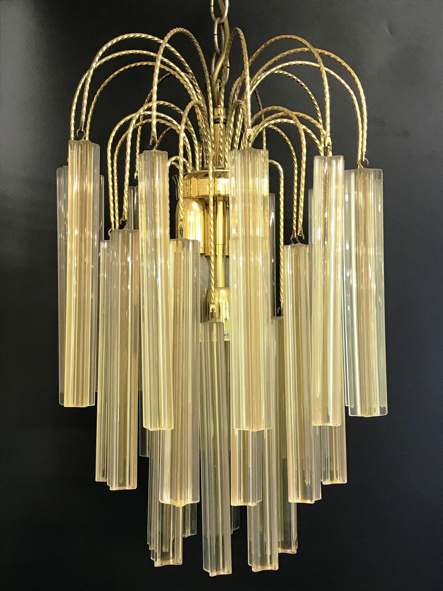 Null 维尼-穆拉诺

穆拉诺玻璃和镀金黄铜吊灯

BE

约1960年

H.78厘米