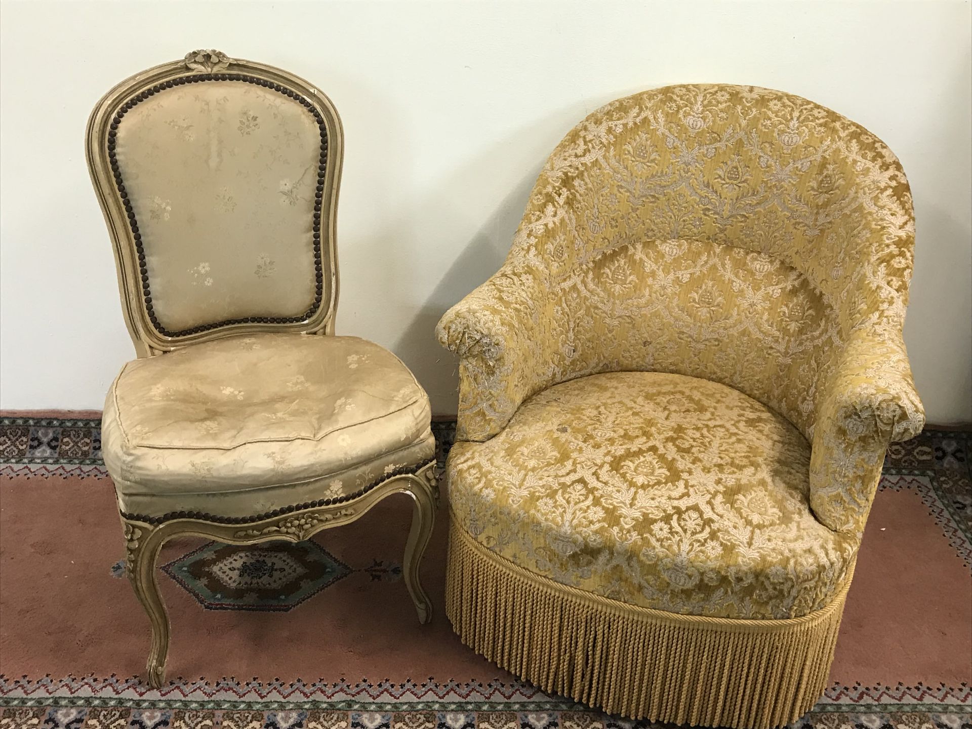 Null 蟾蜍扶手椅

黄色天鹅绒软垫

穿到天鹅绒

还有一张扶手椅，上面装饰着丝花（污渍）。