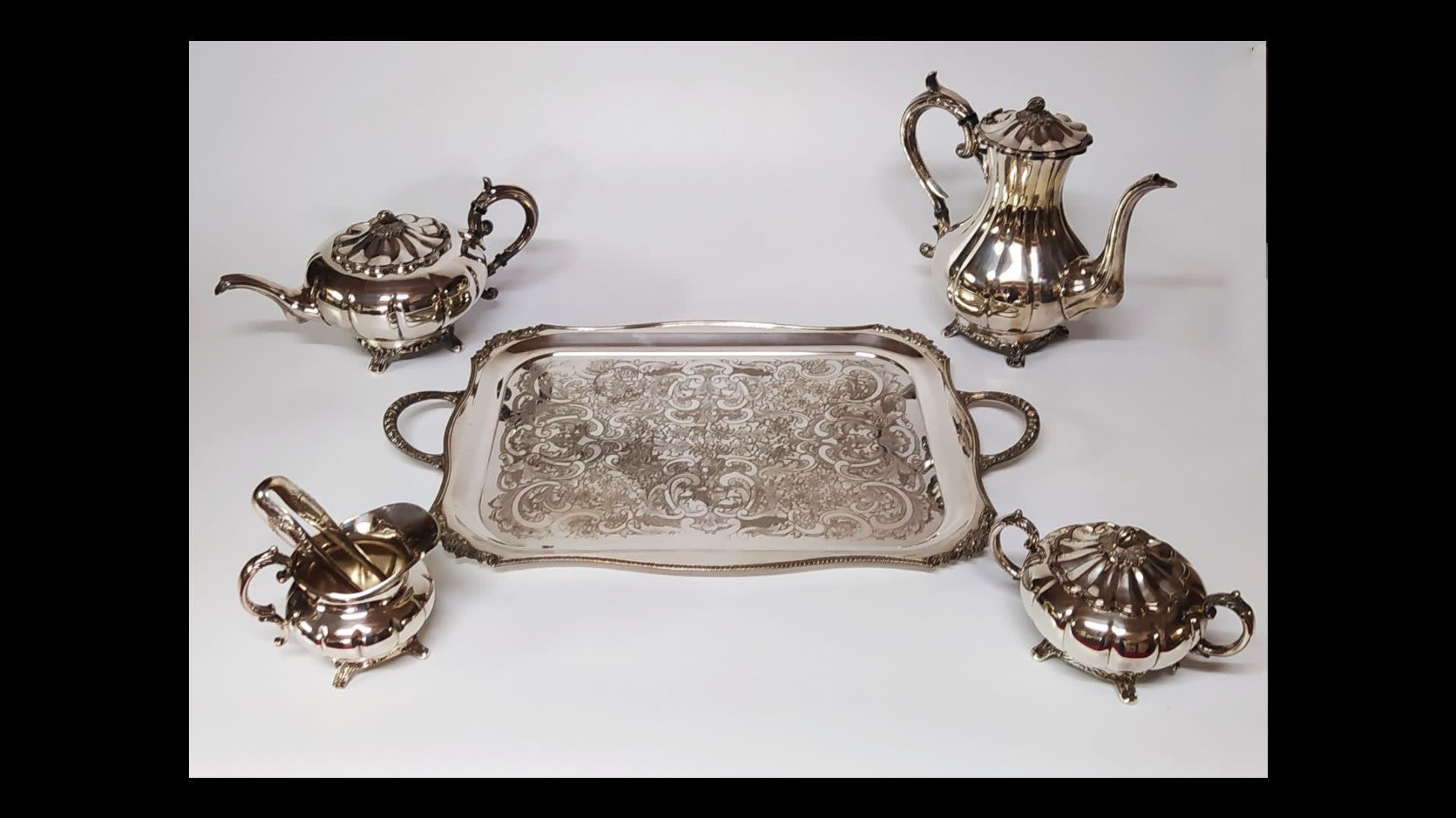 Null 茶叶和咖啡套装

在镀银的金属中，包括:

一个茶壶

一个咖啡壶

一个有盖的糖碗

一个牛奶壶

长方形托盘，带花卉装饰