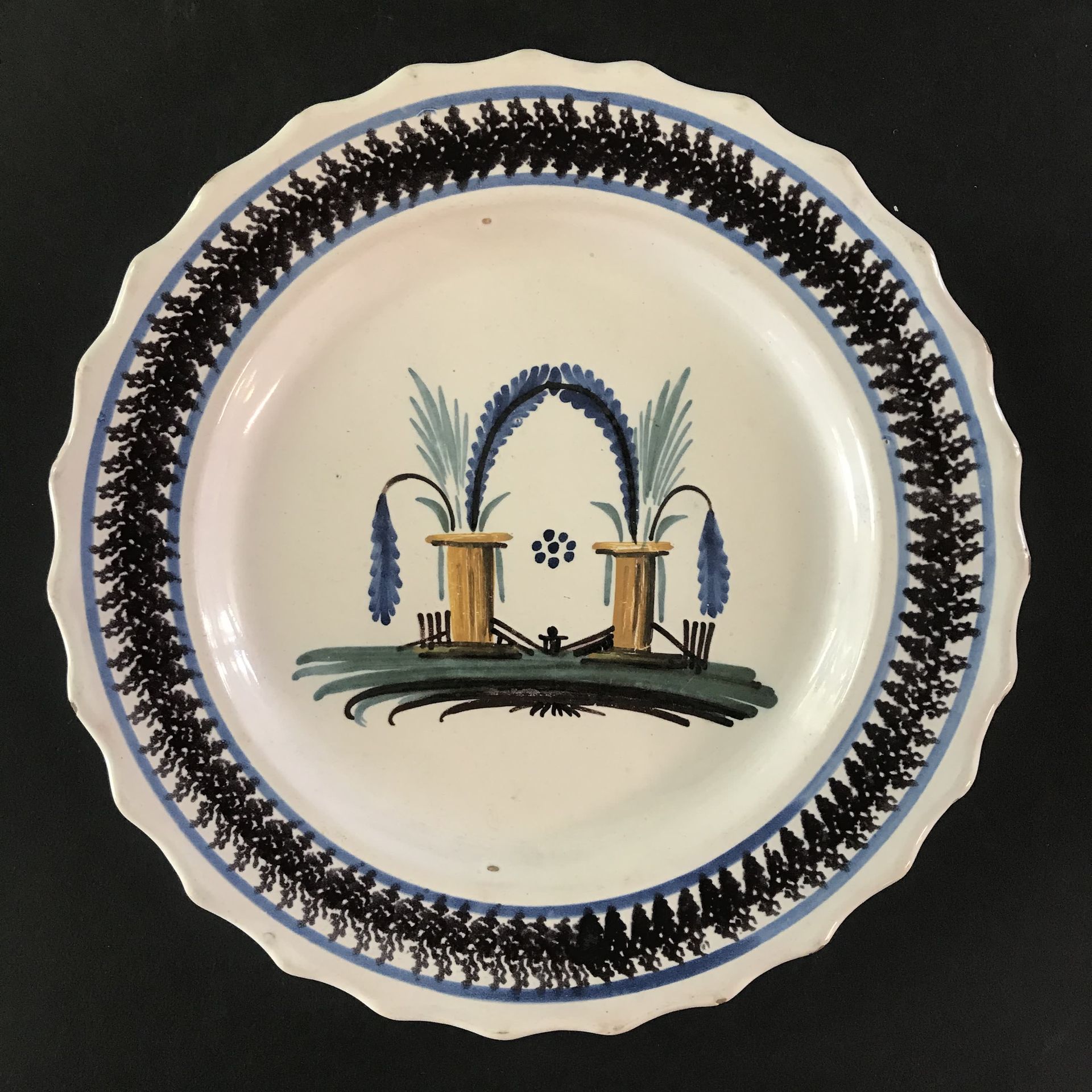 Null FREEMASONRY 

Masonic plate in earthenware 

Diam. 22 cm