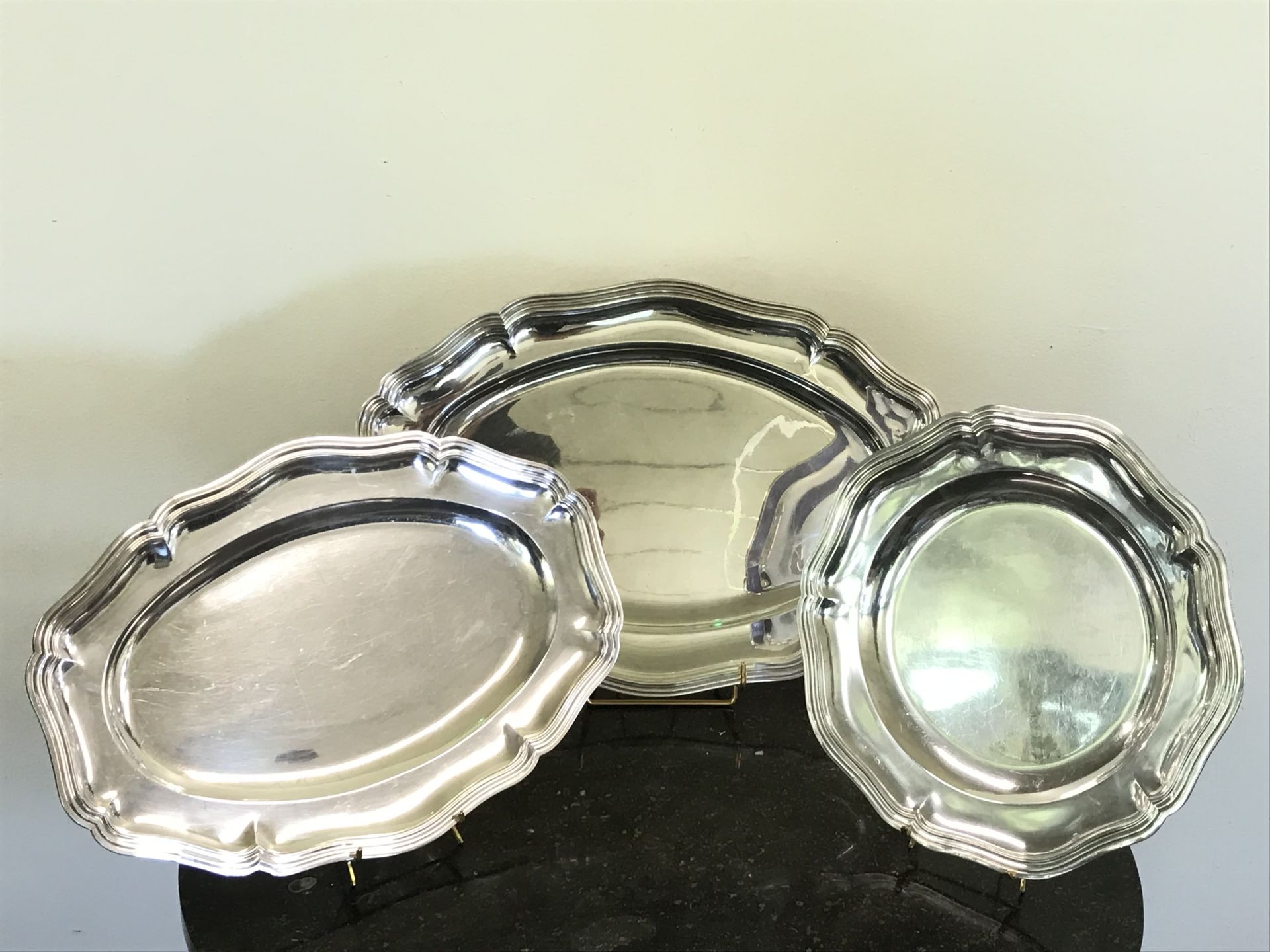 Null Set of three large PLATES 

in silver plated metal with scalloped edges. 

&hellip;