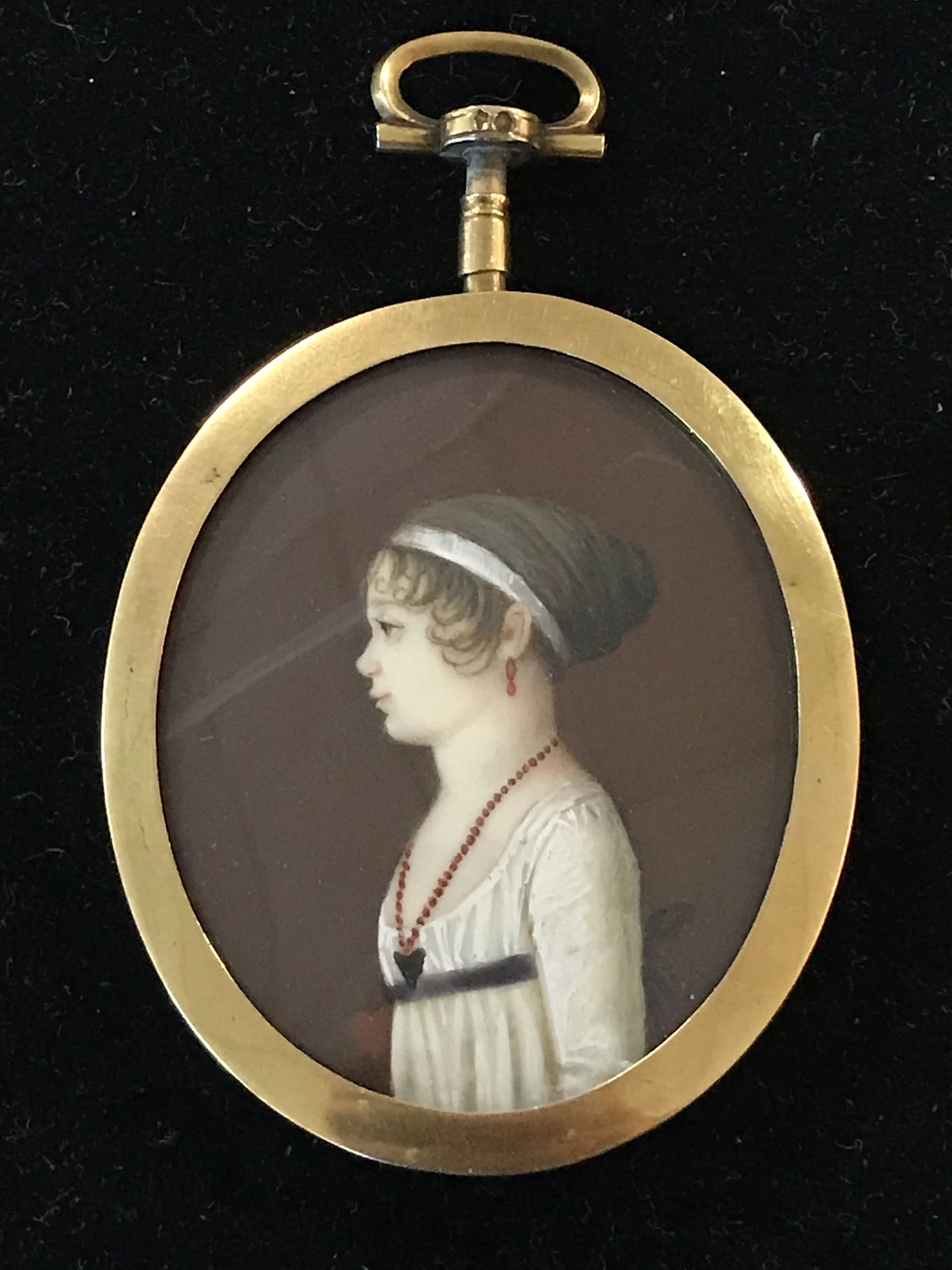 Null 微型画像

棕色背景下，一位戴着项链的年轻女子的侧面。

黃金鑲嵌有貝利爾。

两个难以辨认的印记。

黄金净重：13.10克

H.7,2 L. 4&hellip;