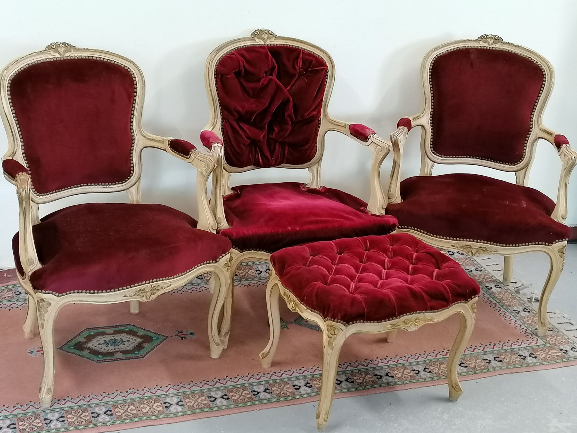 Null Conjunto de tres sillones

Estilo Luis XV en madera tallada y lacada tapiza&hellip;