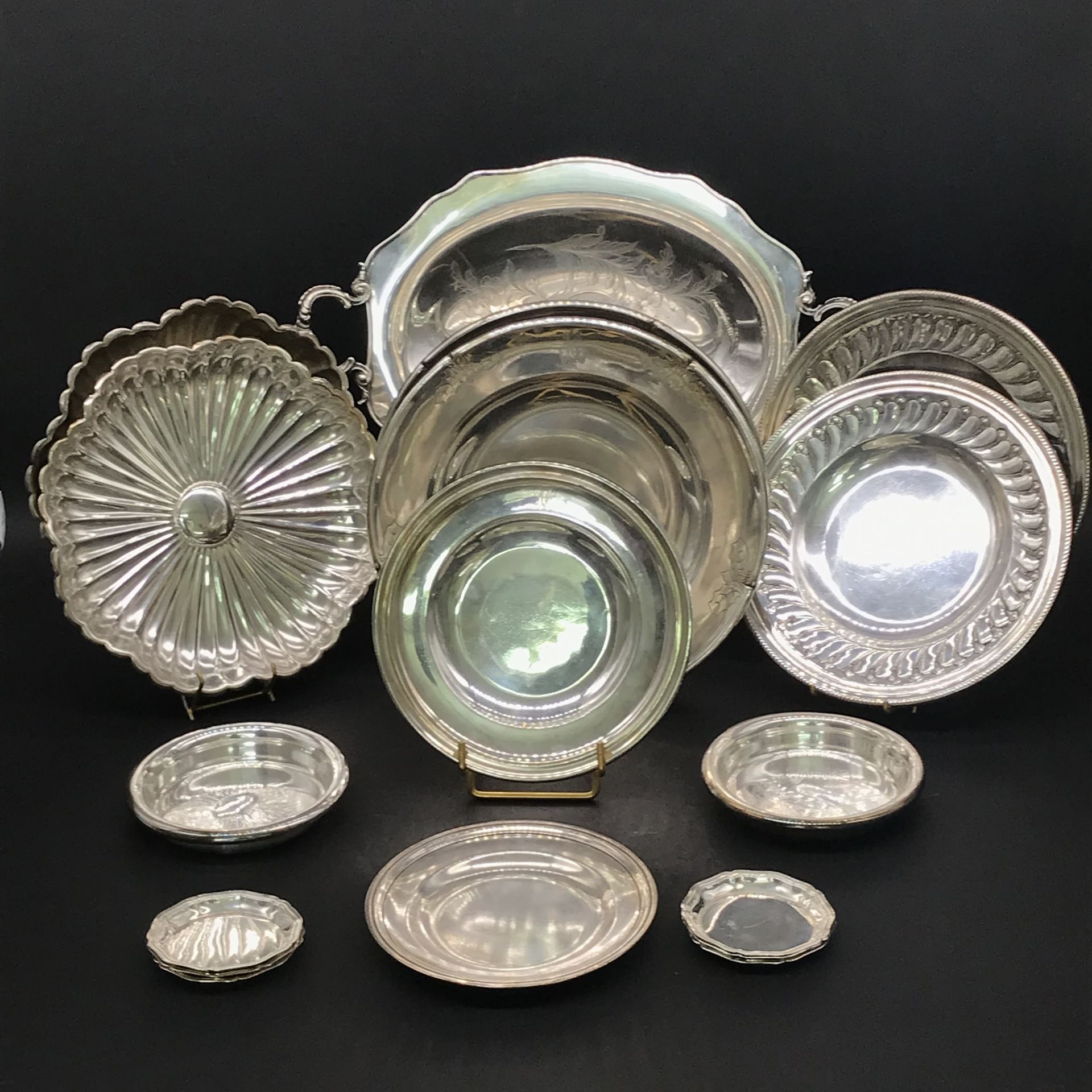 Null 镀银很多，包括:

三对盘子，两个杯垫，一个带数字的盘子，一个碟子，六个碗和一个带腿的演示托盘。

Christofle家的几件作品。