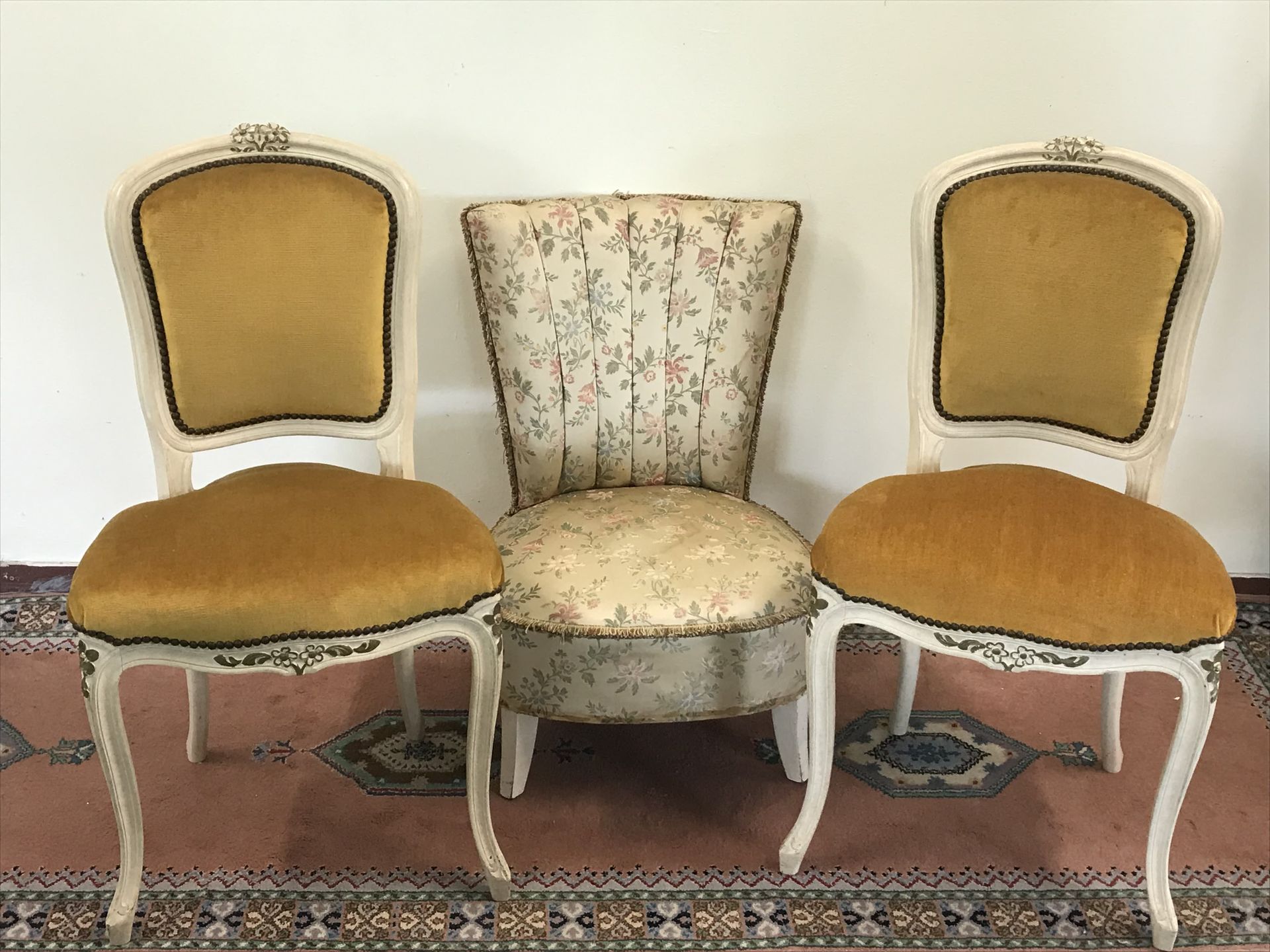 Null 一对椅子

路易十五风格

黄色天鹅绒的雕花木质软椅

一把路易十五风格的奶油色漆面木椅，配有丝绸软垫（已染色）。