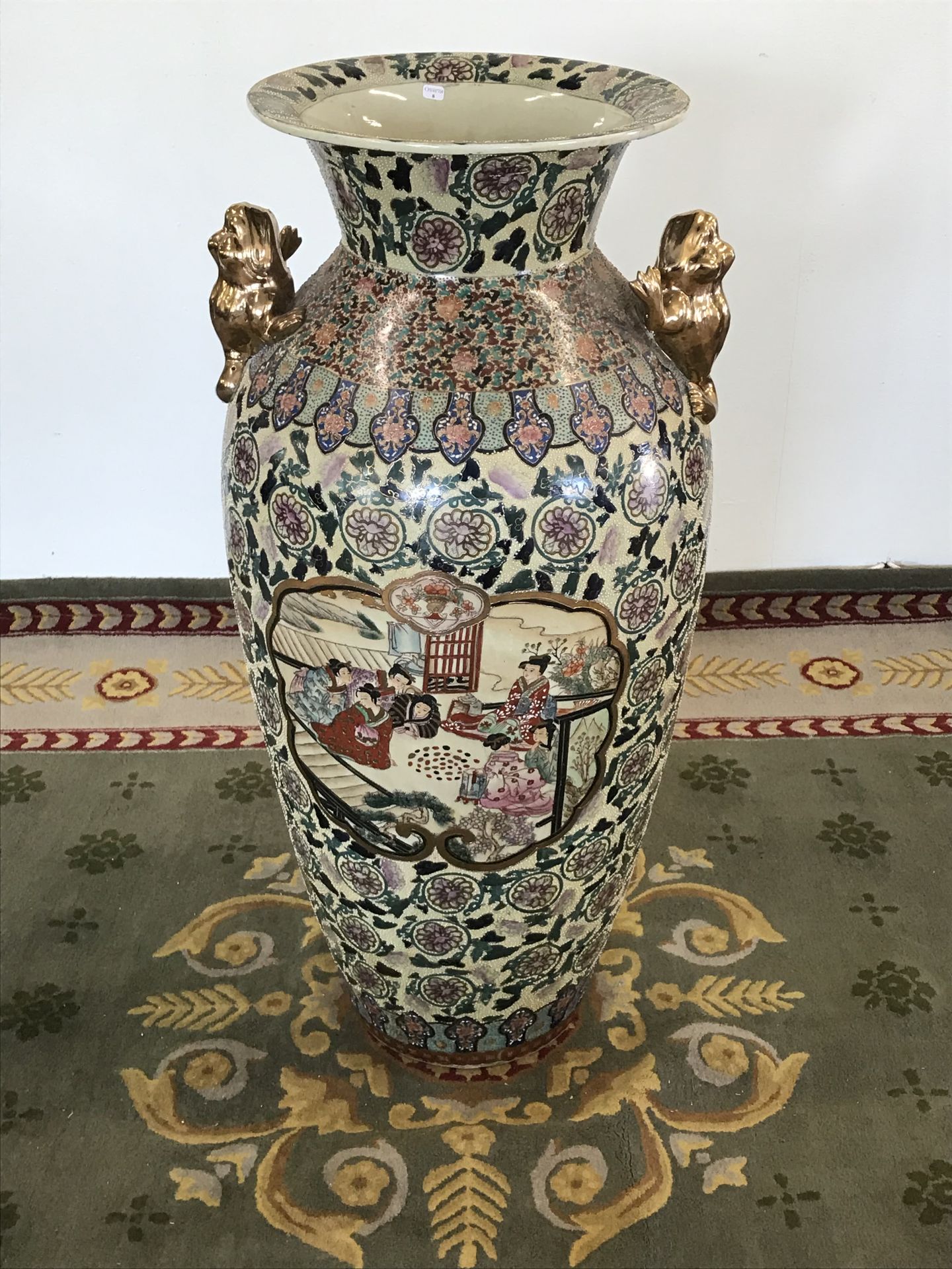 Null 中国

大型珐琅彩瓷瓶，装饰有花朵和人物。

TBE

H.92厘米