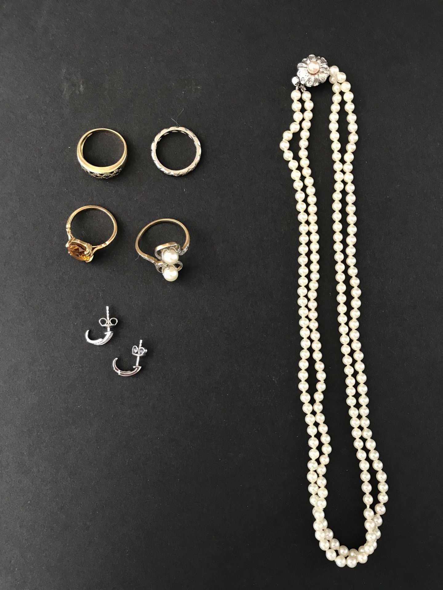 Null JEWELRY SET

including : 

- 4 gold rings with stones

1 pair of earrings i&hellip;