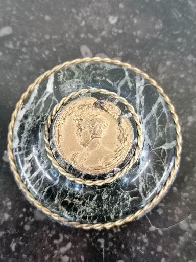 Null 新闻报纸

海绿色大理石，镀金铜章中的皇太子像。

十九世纪末

直径：6.3厘米

(恢复)