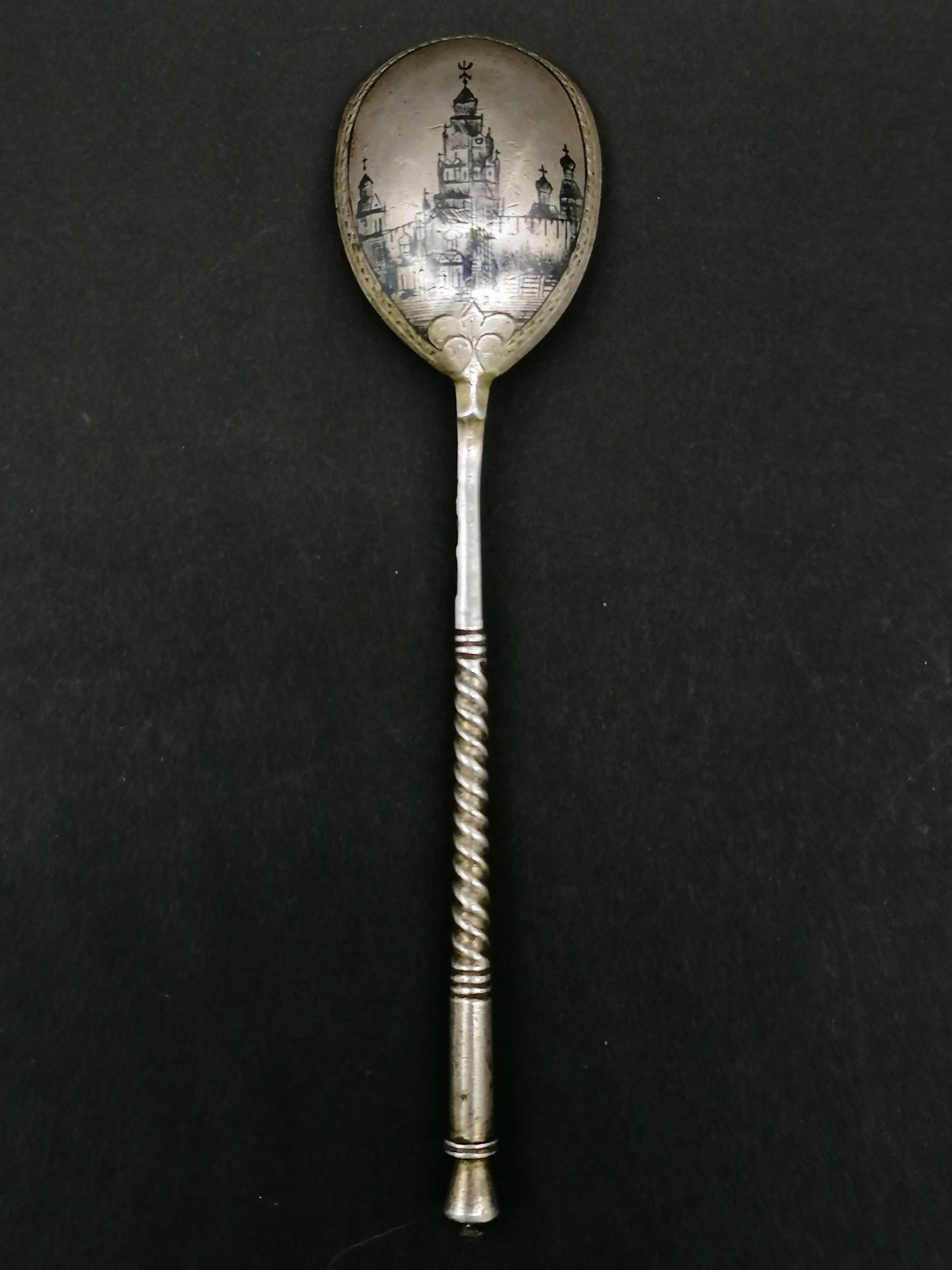 Null 卡瓦列斯的勺子

俄罗斯银制扭曲手柄

带有正统教堂装饰的勺子

包括 "1894"、"84 "和骑手在内的几个印记

高16,5厘米

PN。38 &hellip;