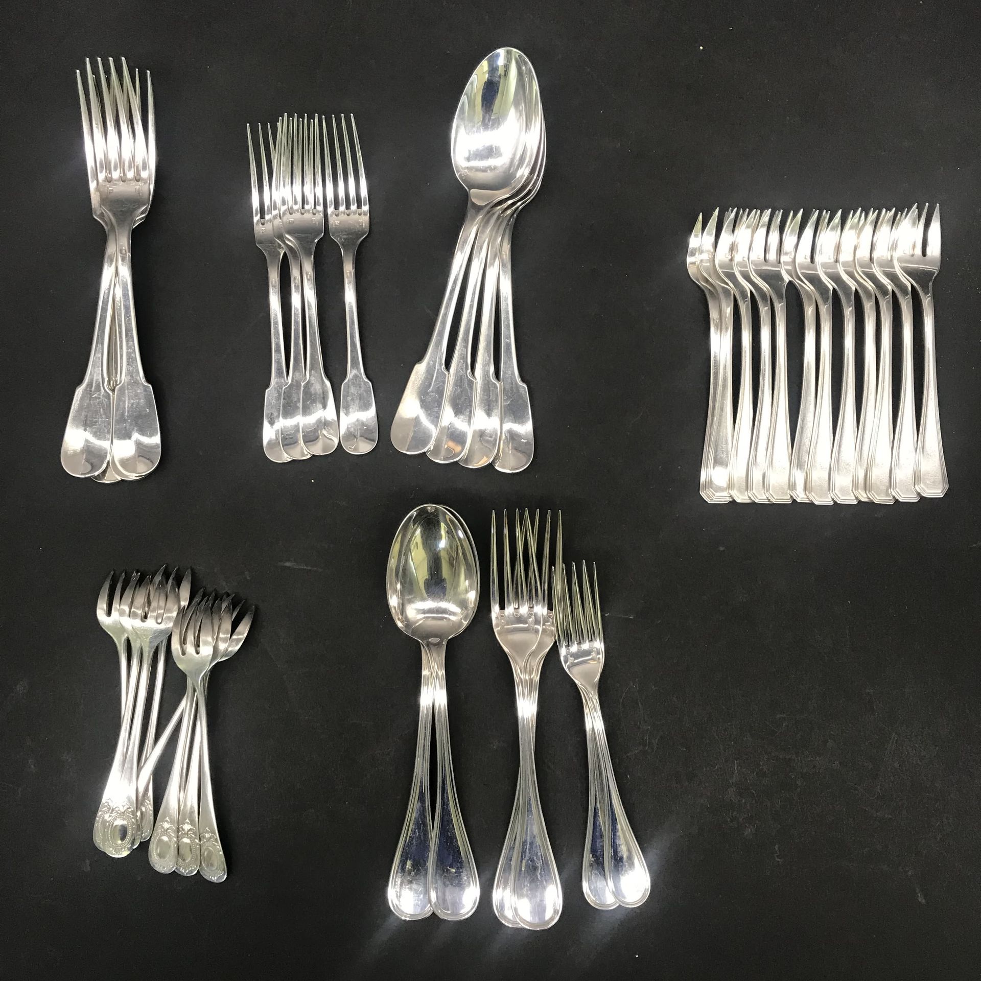 Null CHRISTOFLE

Set of silver plated cutlery 

A French silverware dish is atta&hellip;
