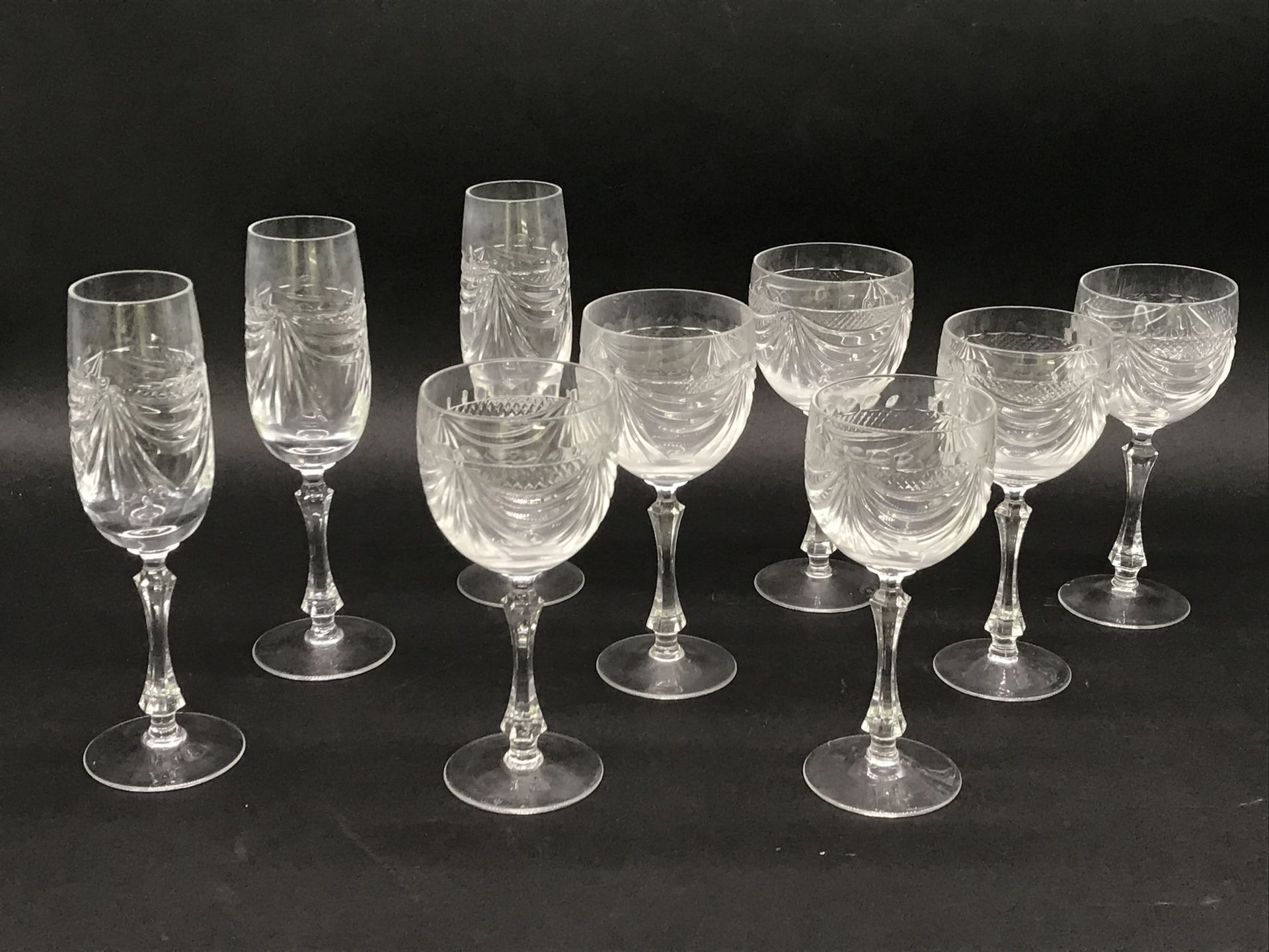 Null 洛林的水晶玻璃器皿

悬垂装饰的水晶杯服务

在脚下盖章

十二个水杯，高18厘米

十二个红酒杯 高17.5厘米

十二只香槟酒杯 高21.5厘米
