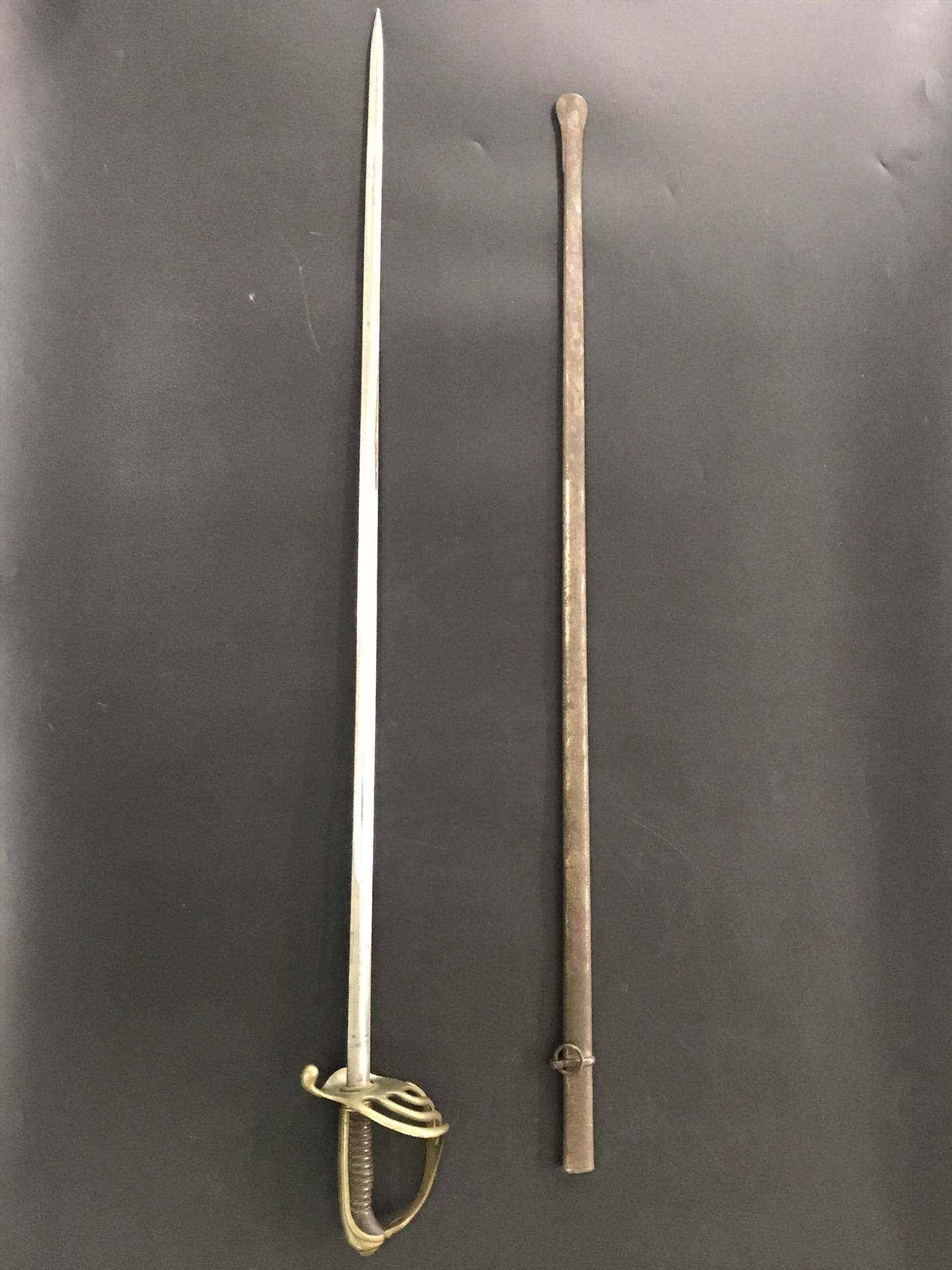 Null 步兵军官的马刀

1882型

喇叭把手（小事故）。

缺少水印

缝制的刀鞘。

标有Coulaux Frères的刀片