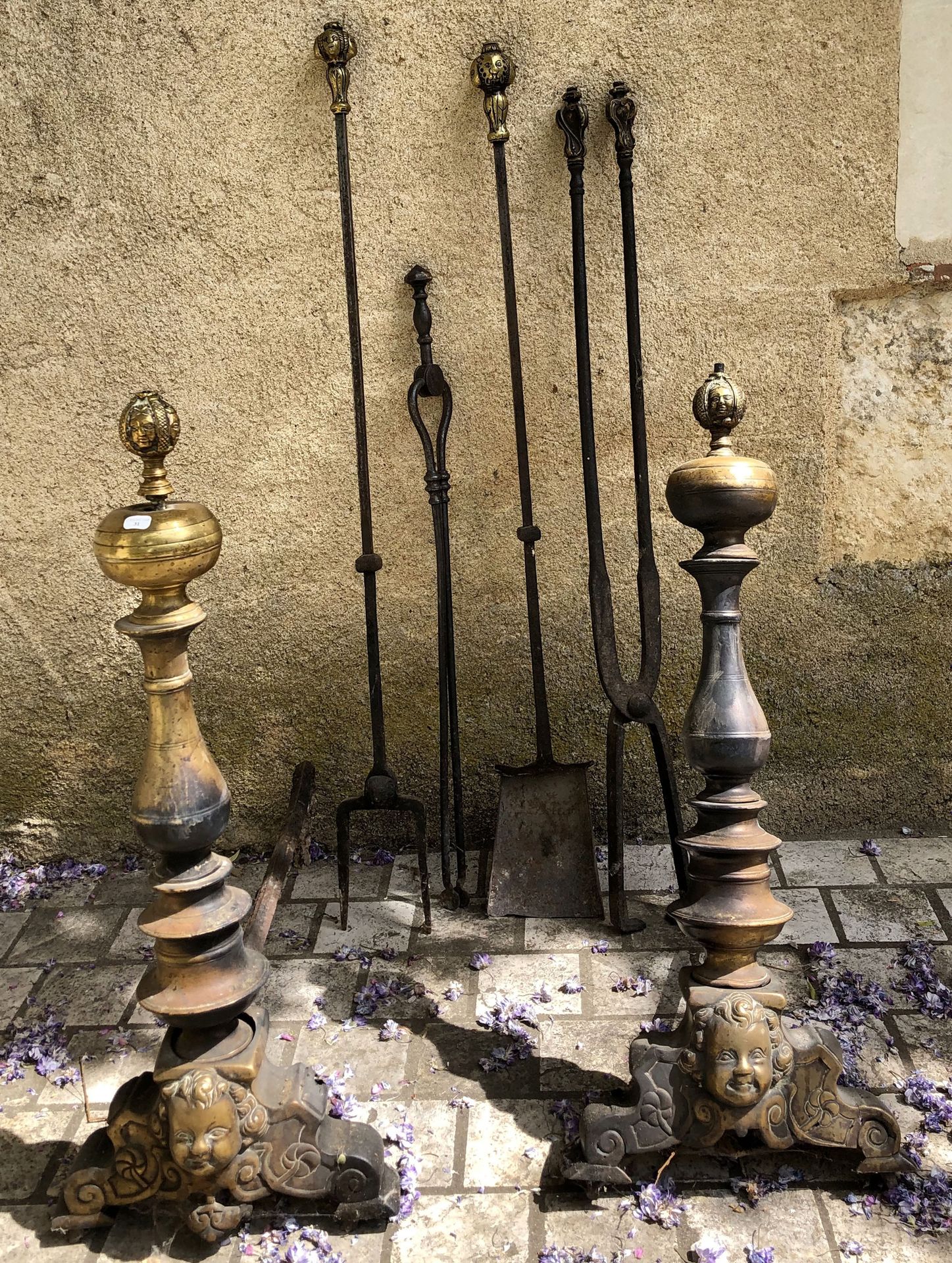 Null 火炉套件包括：铲子、火叉、钳子和一对钢制、黄铜和青铜制的安定器。瑞典。 十七世纪 铲子和叉子的长度：. 95厘米（原样） 一个接头：一个铜制防火罩