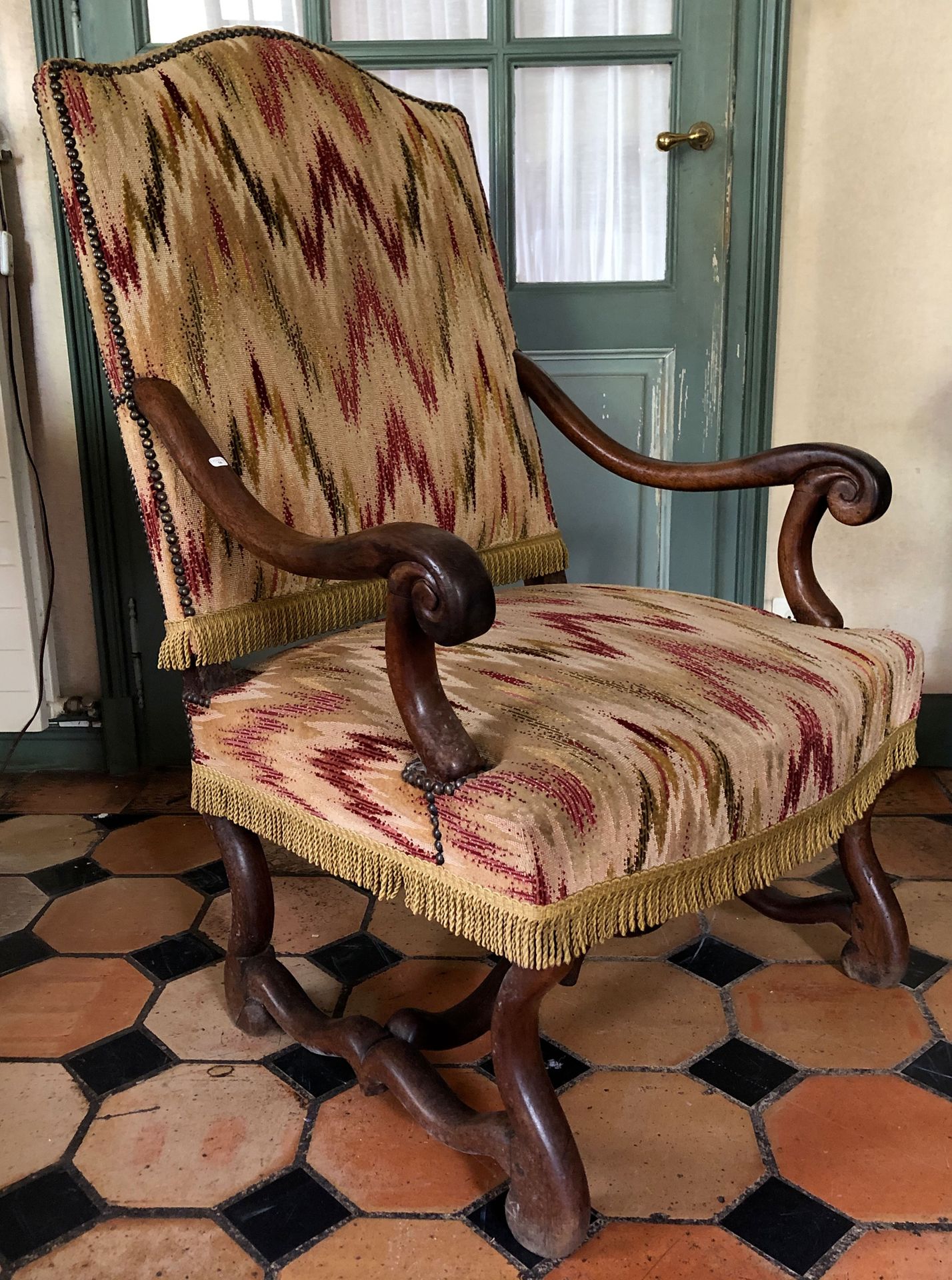 Null 胡桃木扶手椅，带羊皮底座 十七世纪 高106厘米，宽62厘米，深53厘米（修复）。 附带一个类似底座的凳子。