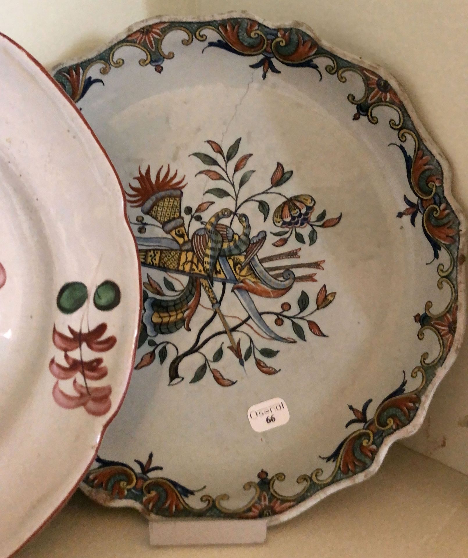 Null 辛辛那提陶器的圆盘，边缘有轮廓的网纹。 				 		 18世纪 直径：21.5厘米（有裂纹和缺口