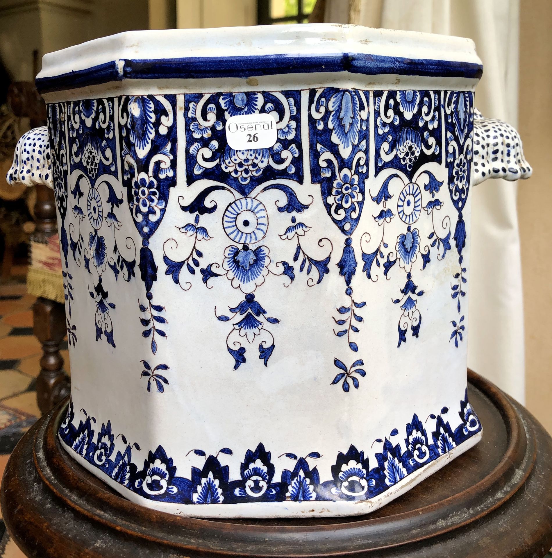Null 坎佩尔的蓝白陶罐。8个面的模型上装饰着树叶和花朵。手柄在外壳上有小点。 标记 " C " 十九世纪 高 18,5 cm- D. 20,5 cm (底座&hellip;