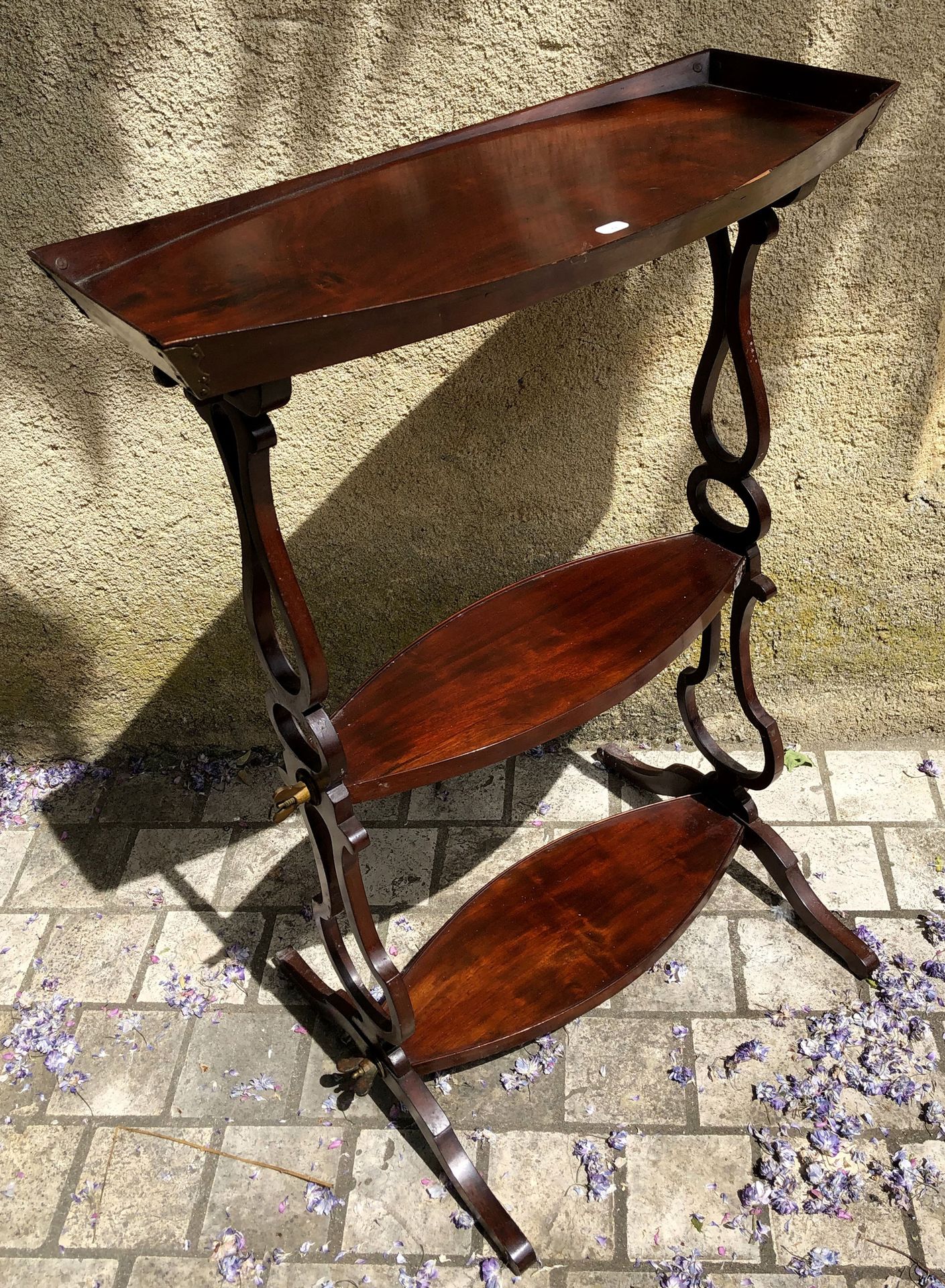 Null 桃花心木桌子，有三个叠加的碗形桌面，由镂空和扇形的立柱连接起来 18世纪末 高75厘米，宽52厘米，深36厘米