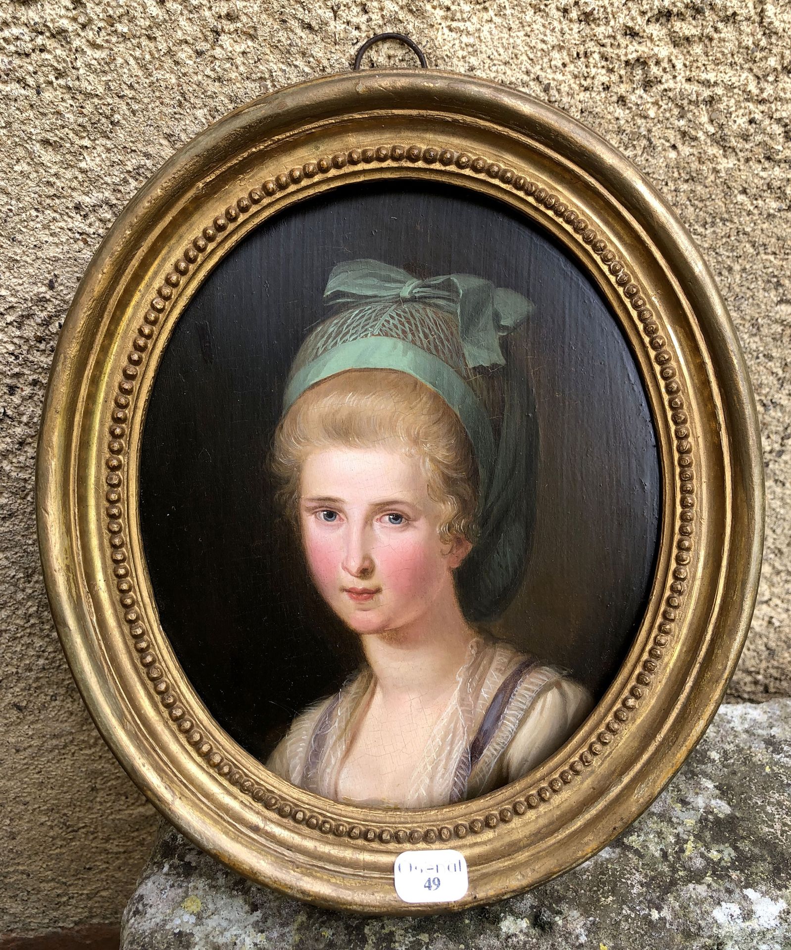 Null 十九世纪法国学校 一个年轻女子的肖像，带着奖章 椭圆形面板上的油画 20 x 17 cm