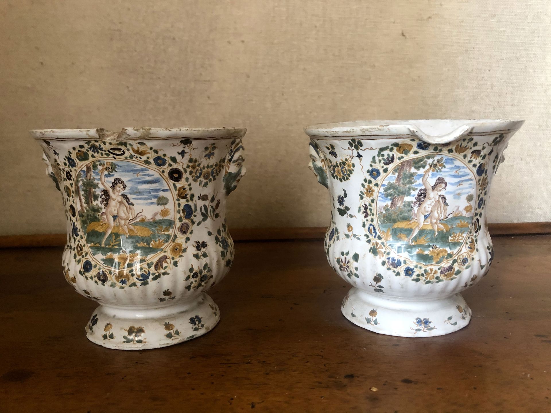Null 一对意大利小型陶器花瓶，上面有圣经场景的珐琅彩装饰。 17世纪 高13厘米（颈部有缺口