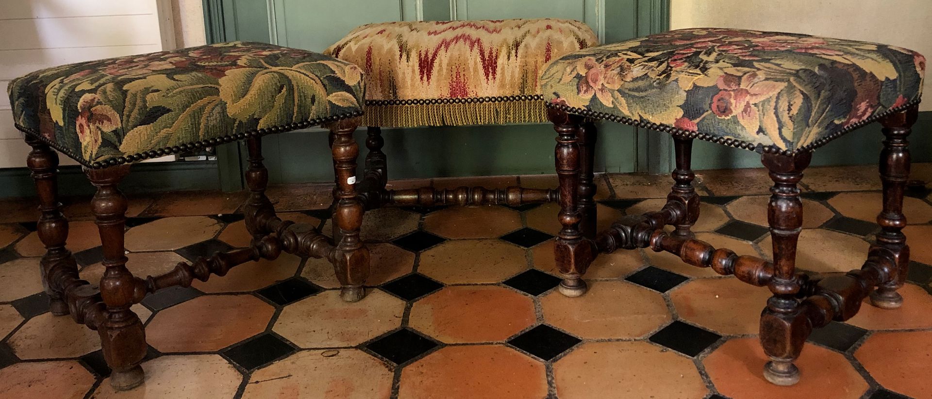 Null 路易十四时期的三张胡桃木桌，高40厘米，宽42厘米和50厘米，长36厘米和38厘米。