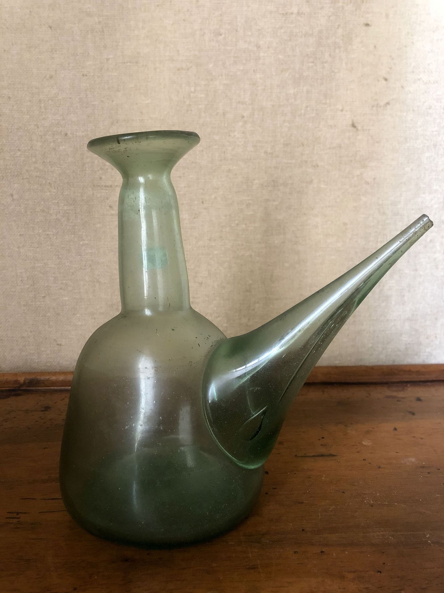 Null 一个绿色的吹制玻璃饮酒高脚杯。 										 十七世纪的风格，高19厘米。