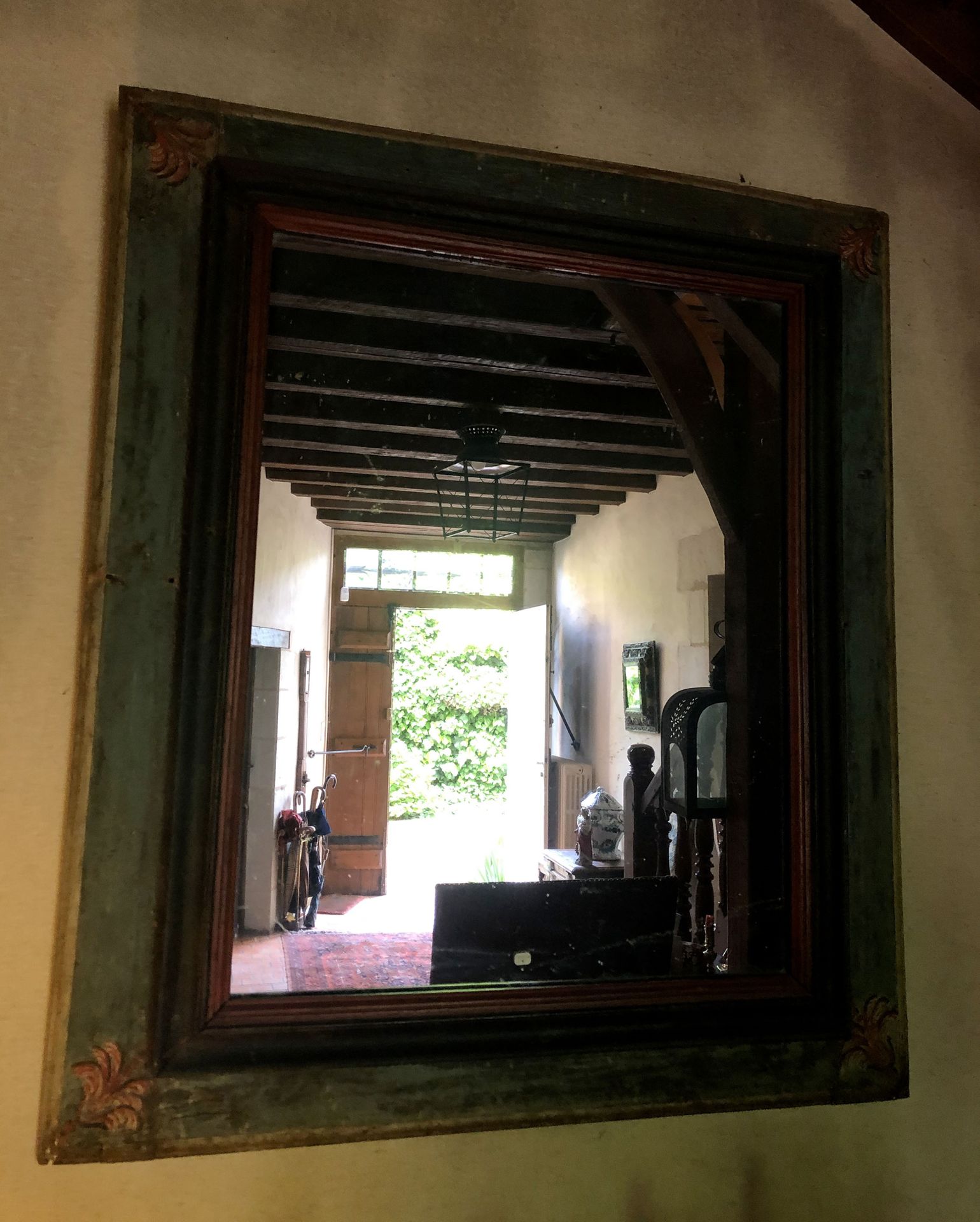 Null 木制镜子涂成水绿色，有胭脂红的边框。 	 法国。 17世纪末，高109厘米-宽95厘米（修复）。
