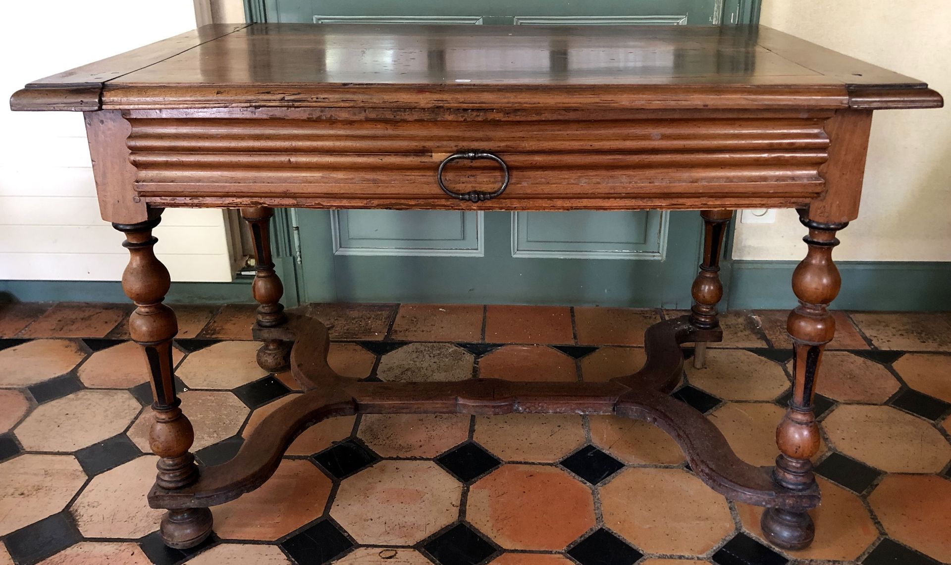 Null WRITING TABLE in turned and moulded walnut, partly lacquered in black, open&hellip;