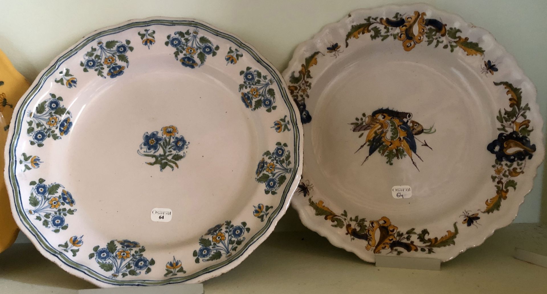 Null 两个穆斯提尔陶器的盘子。 18世纪 直径：24和25.5厘米（碎片）。