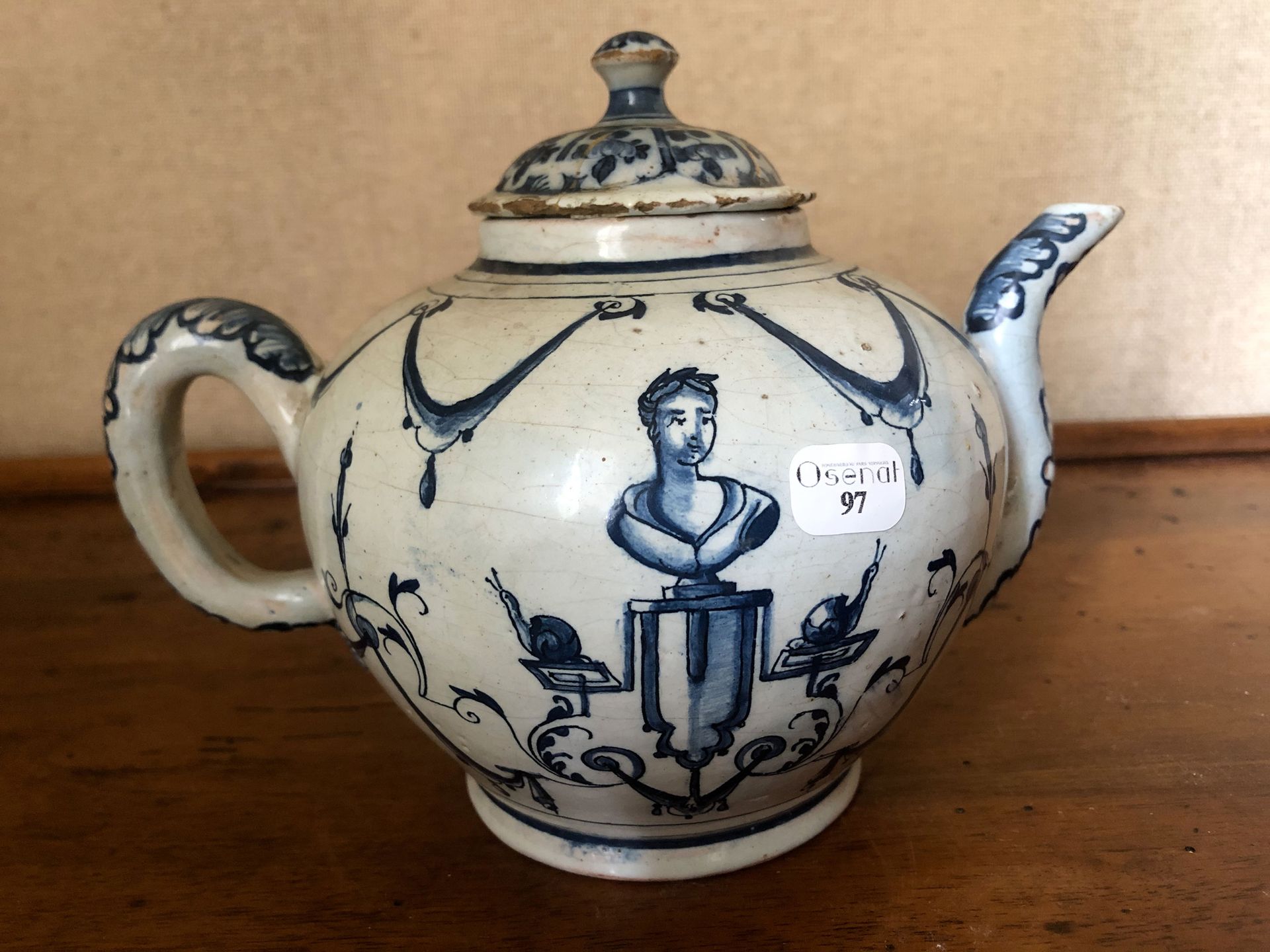 Null 英国陶制茶壶。18世纪，高14厘米（据报道，盖子破损并粘在后面）。