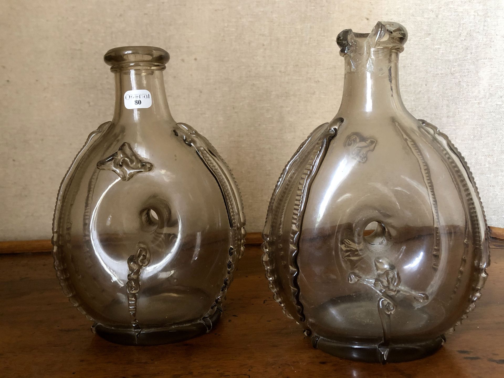 Null Paire de BOUTEILLES dites « gourdes » en verre légèrement teinté violet.			&hellip;