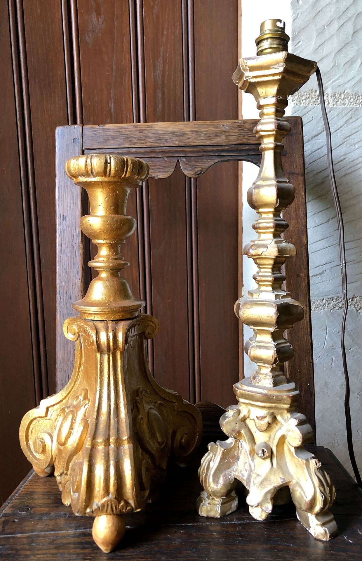Null Due CIERE DI CHIESA in legno dorato (una dorata) XVIII secolo H. 44 e 35 cm&hellip;
