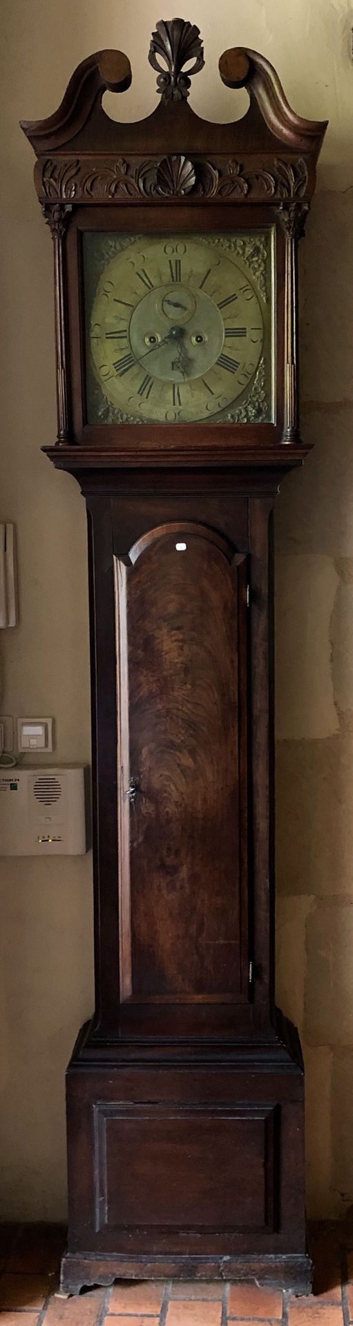 Null 一个桃花心木和桃花心木饰面的护套钟，有袼褙腿，签名是都柏林的威廉-史密斯。英国，18世纪末 高232厘米-宽45.5厘米-深22厘米（使用后的修复，下&hellip;