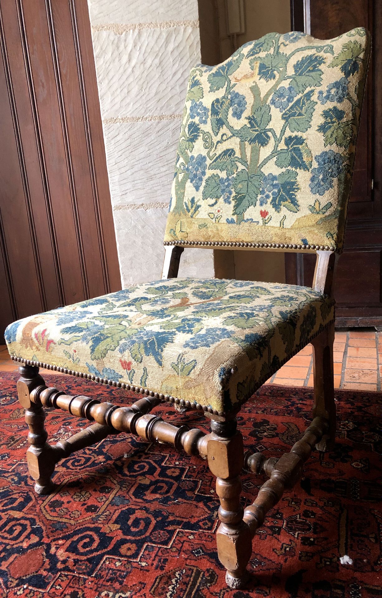 Null 椅子，高平背，扭曲的腿，覆盖着小点的挂毯（磨损） 十八世纪初，高100厘米，长56厘米，深50厘米（男人）。