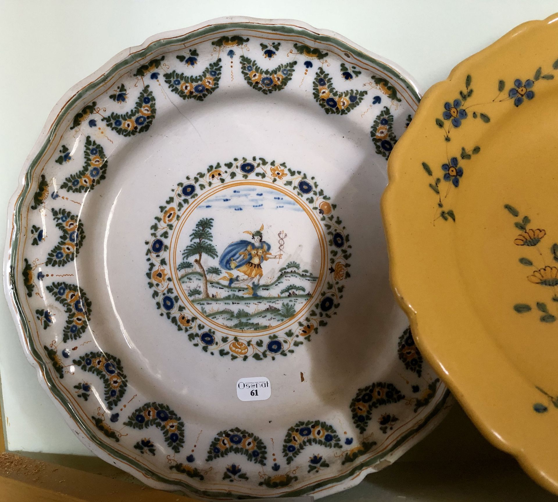Null Joseph CLERYSSY制作的Moustiers陶器带轮廓边缘的盘子。 18世纪 直径：25厘米（边缘有毛发和碎片