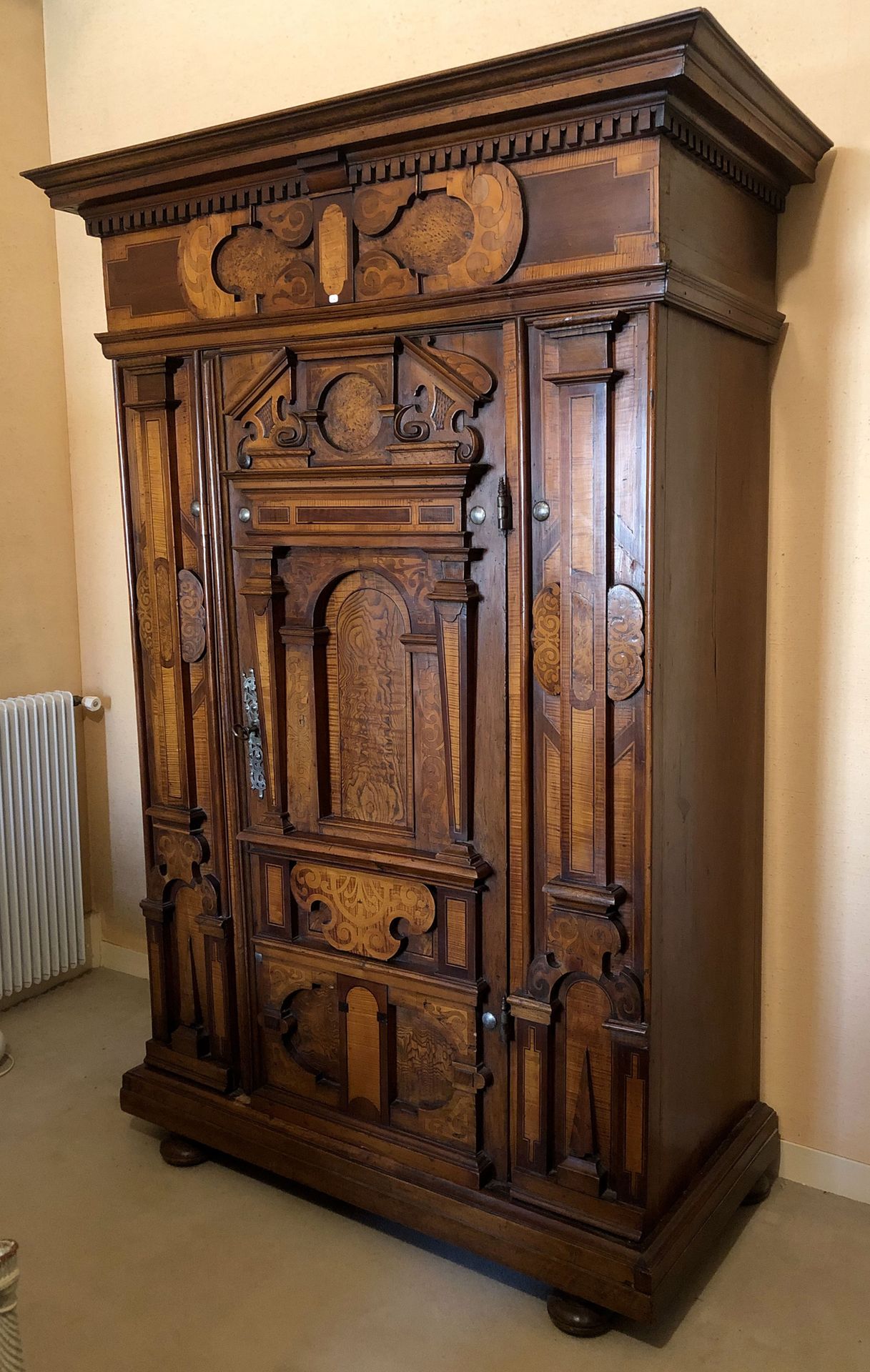 Null A "Nuremberg" cupboard made of cedar, olive root, ash, lemon, walnut and el&hellip;