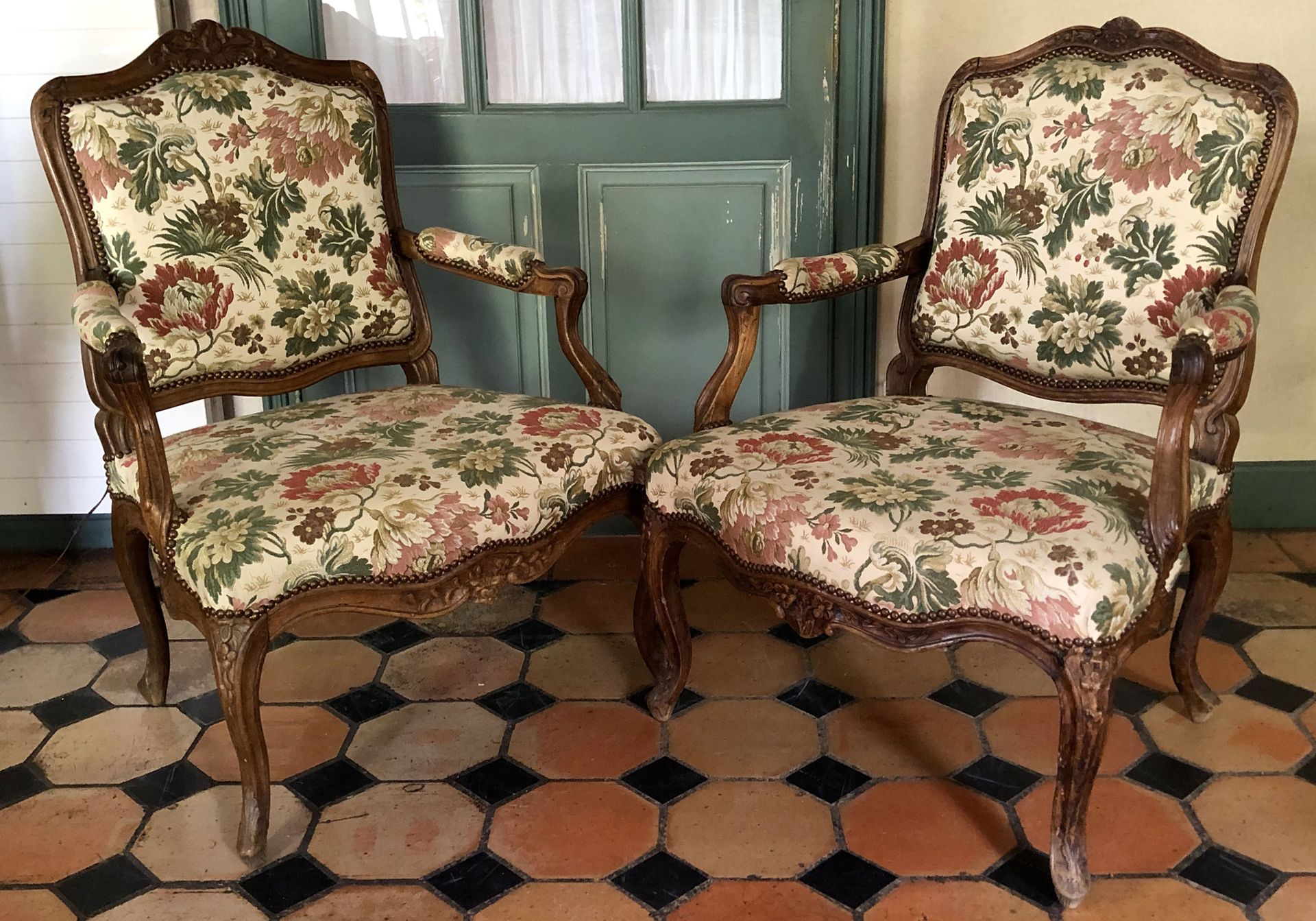 Null A pair of walnut armchairs with a flat back and carved flowers, the sinuous&hellip;