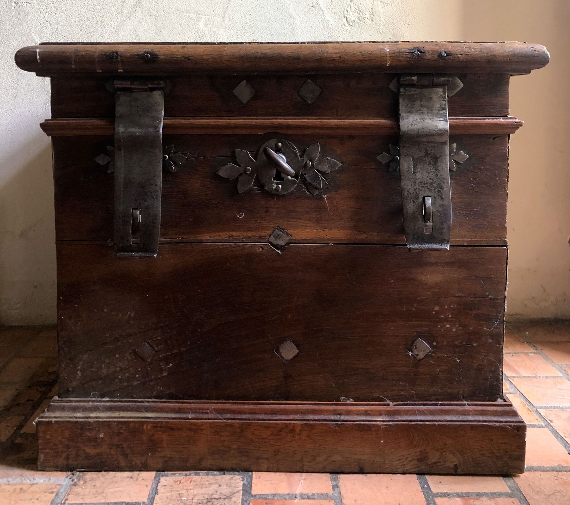 Null 橡木抽屉柜，被称为 "档案柜"。 法国基地，路易十三时期，高55.5厘米-宽66.5厘米-长53厘米（使用状况）。