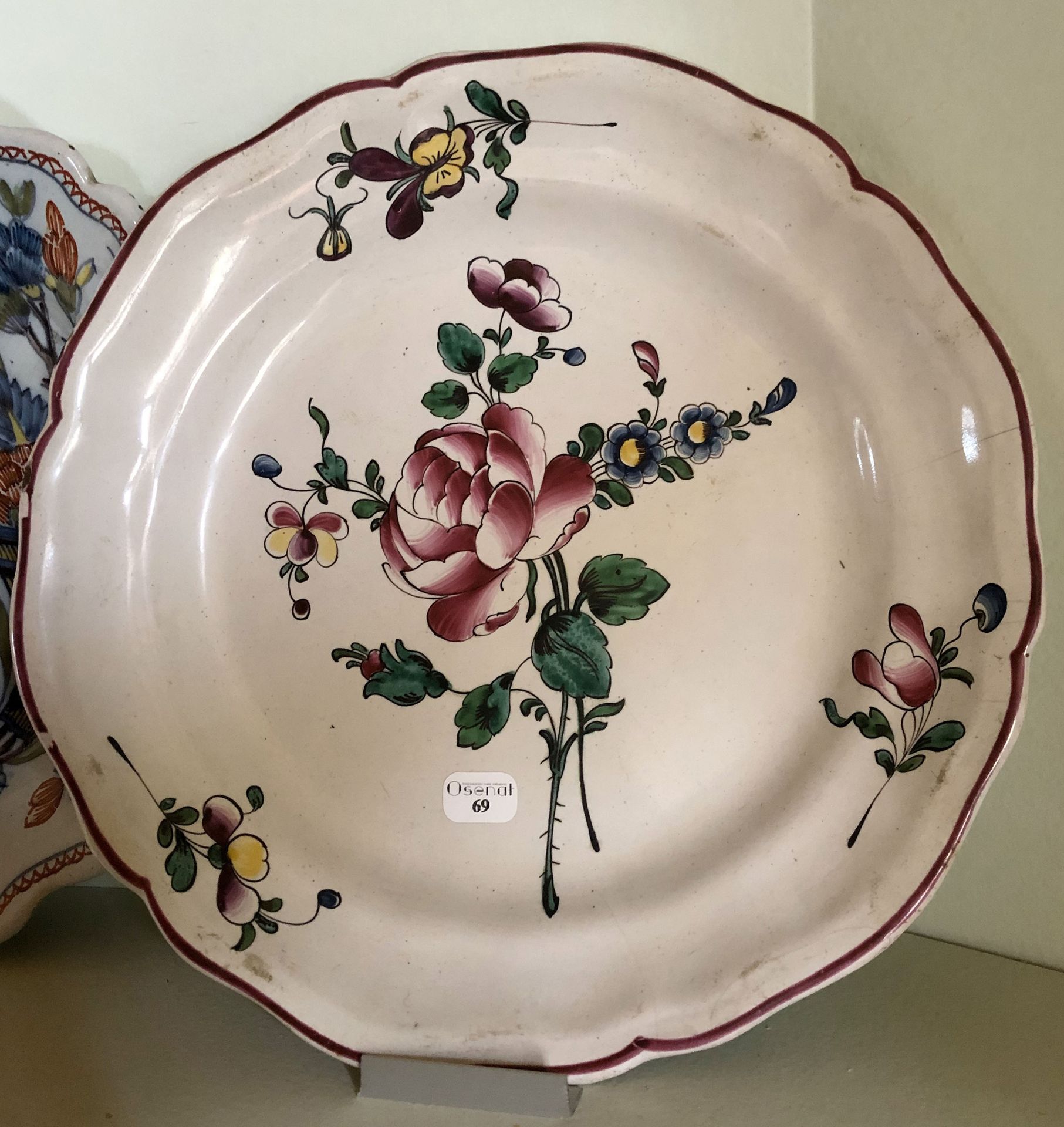 Null Round plate with contour edge in Sceaux earthenware. Mid 18th century Diam &hellip;