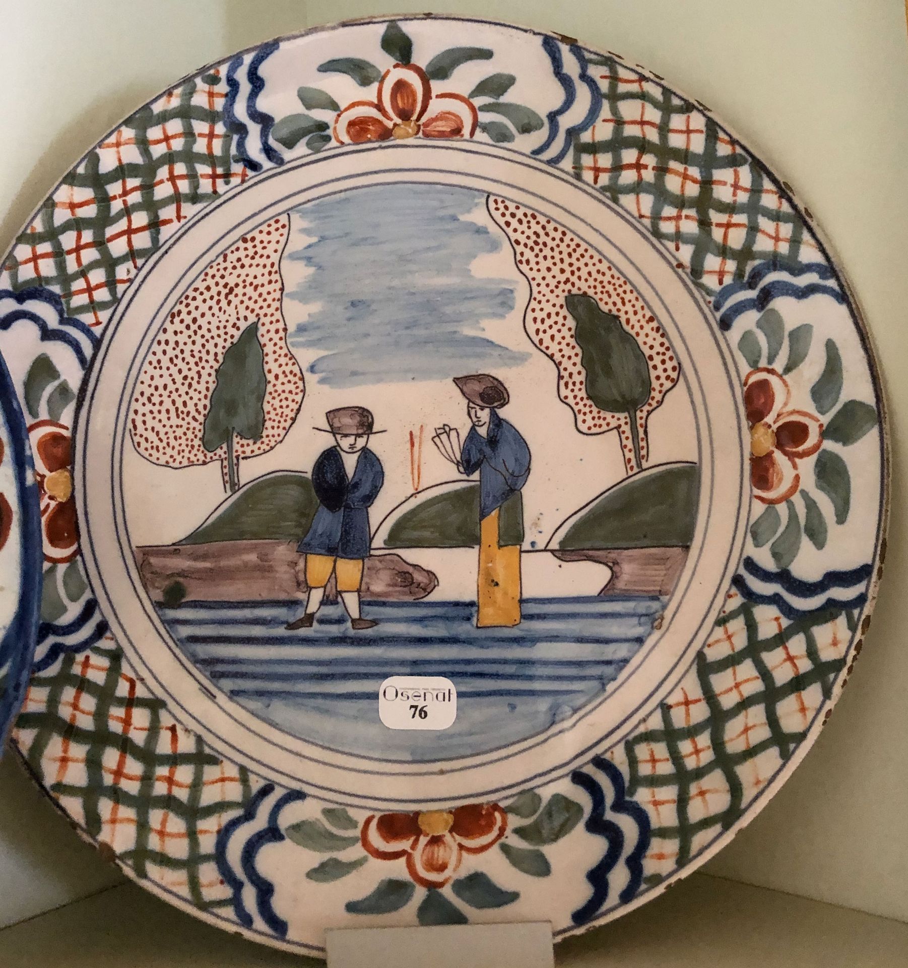 Null 代尔夫特陶器多色圆盘和平盘。 								 两个字的装饰 十八世纪初 直径：22厘米（碎片
