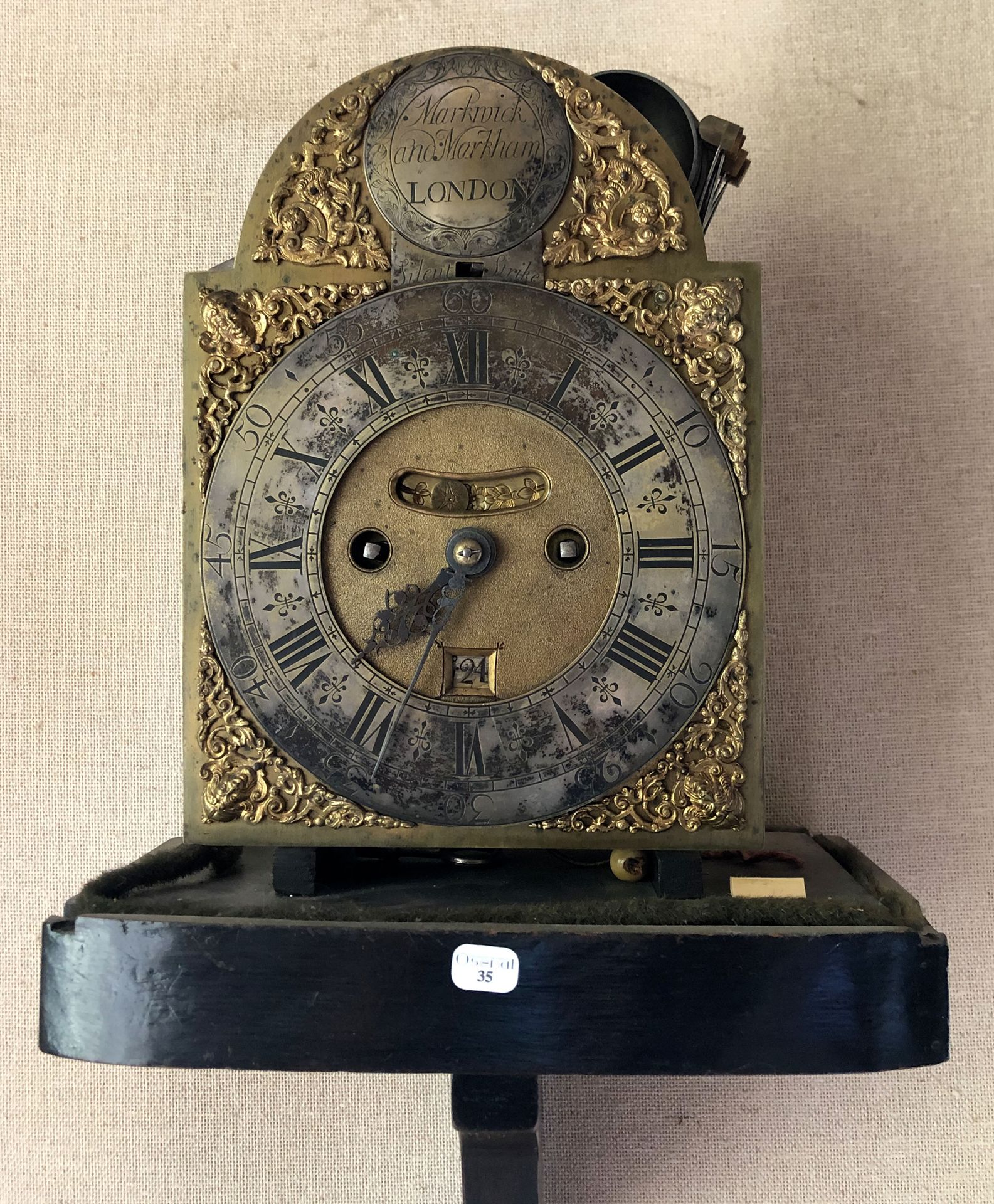 Null 鸟笼 "黄铜和锡制时钟。 									 		 它的表盘上方和背面都有签名：MARKWICK and MARKHAM, London Englan&hellip;
