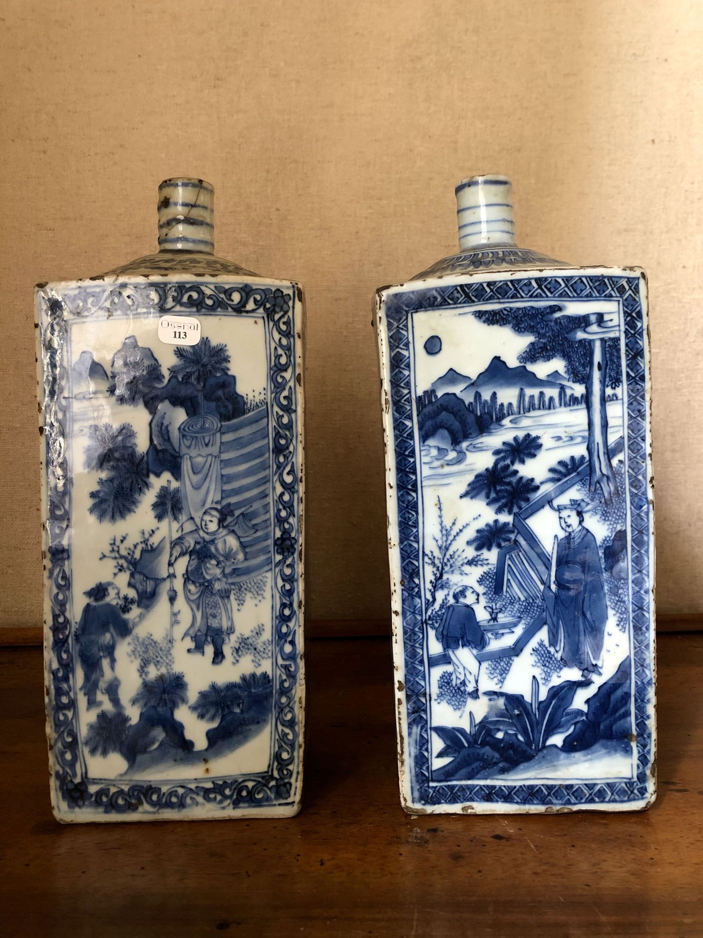 Null CHINA Paar blau-weiß emaillierte Porzellan-Teeflaschen, dekoriert mit Szene&hellip;