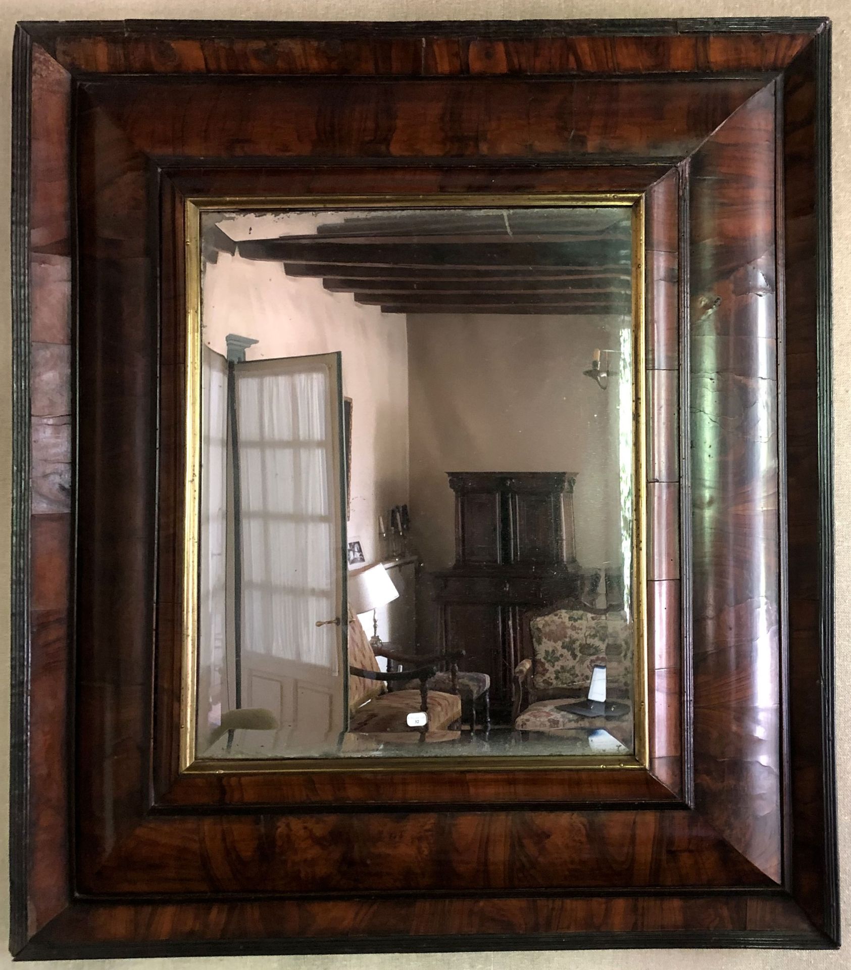 Null Rectangular walnut veneered mirror with ebony mouldings. 17th century. H. 9&hellip;