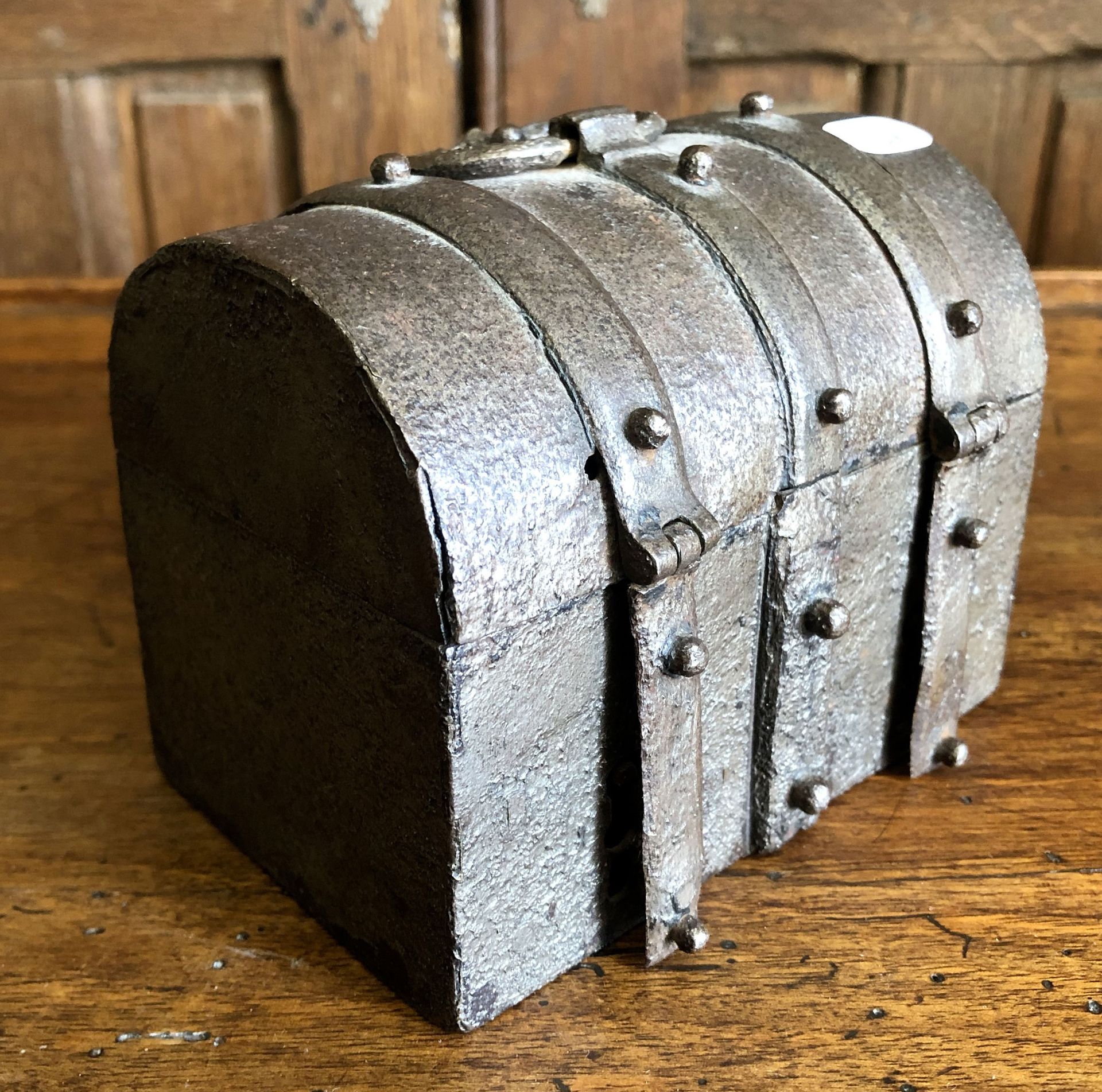Null Caja pequeña con doble aldabonazo de acero. Siglo XVII Al. 9 cm- An. 12 cm &hellip;