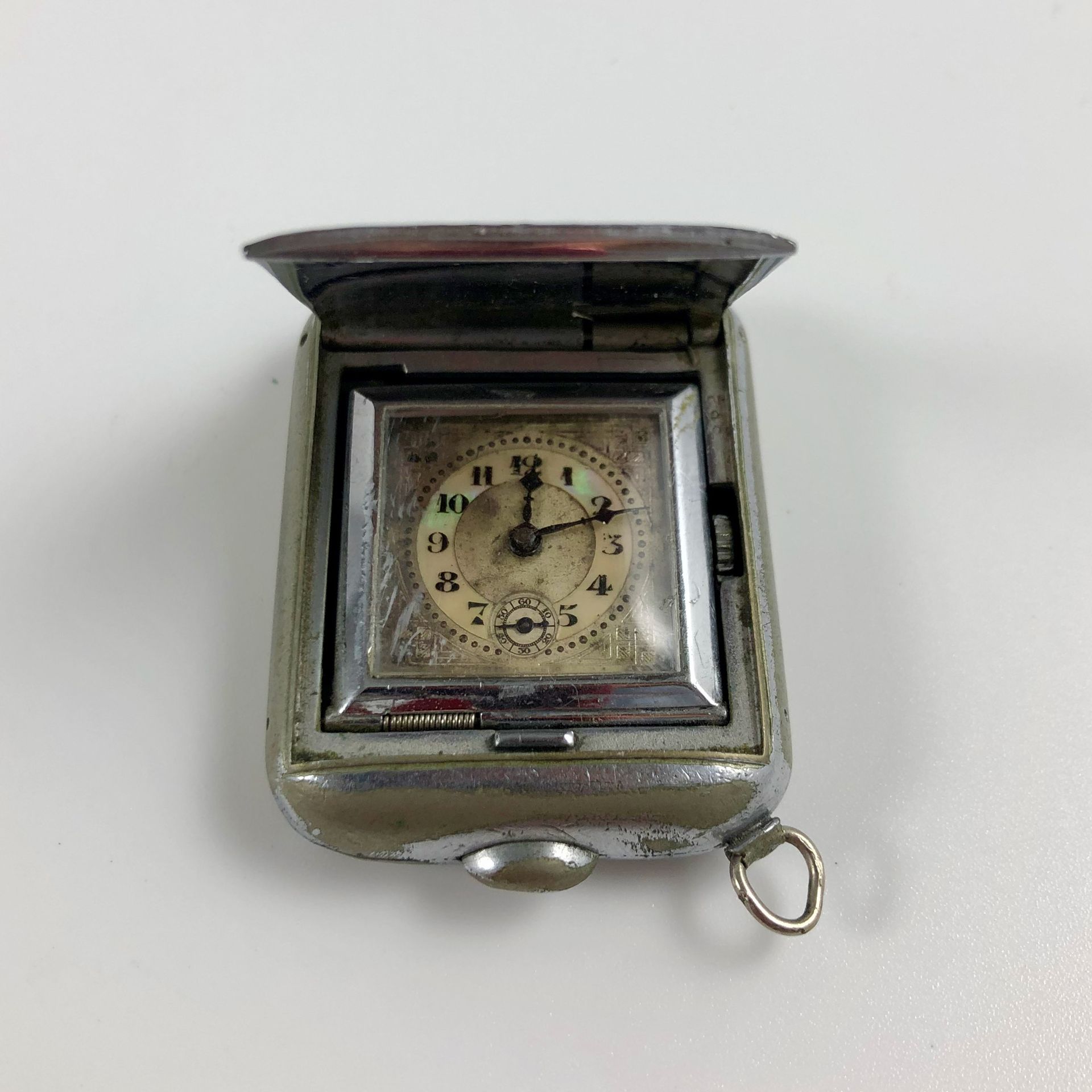 Null 
HANDBAG WATCH. Pocket watch in a chromed metal case, a push button allows &hellip;