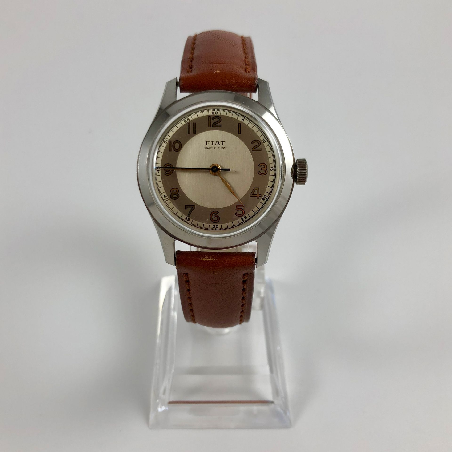 Null 
FIAT

Um 1950

Uhr signiert fiat ébauche

Stahlgehäuse, cremefarbenes Ziff&hellip;
