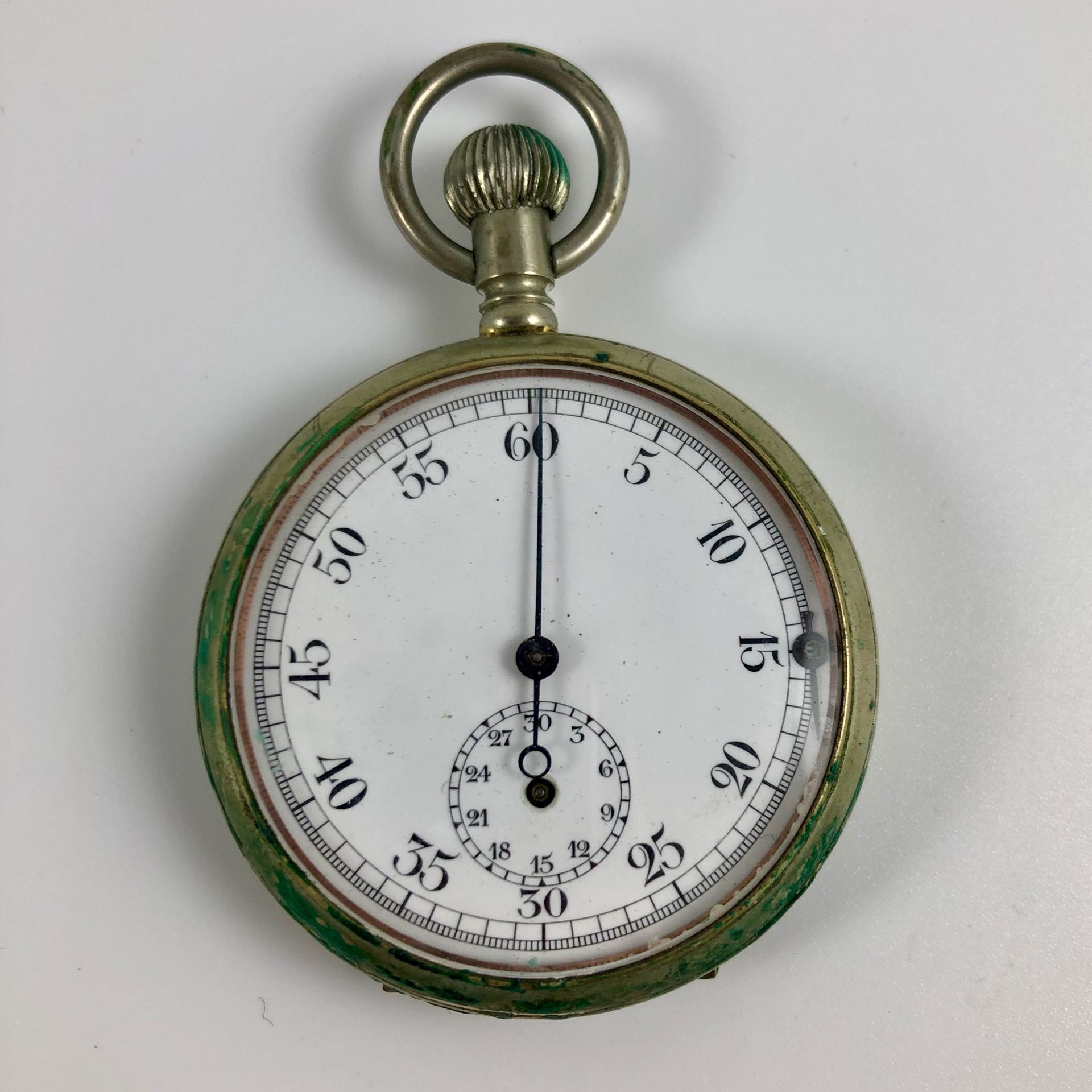 Null Taschenchronograph

Um 1950.

Weißes Metallgehäuse, mechanisches Uhrwerk mi&hellip;