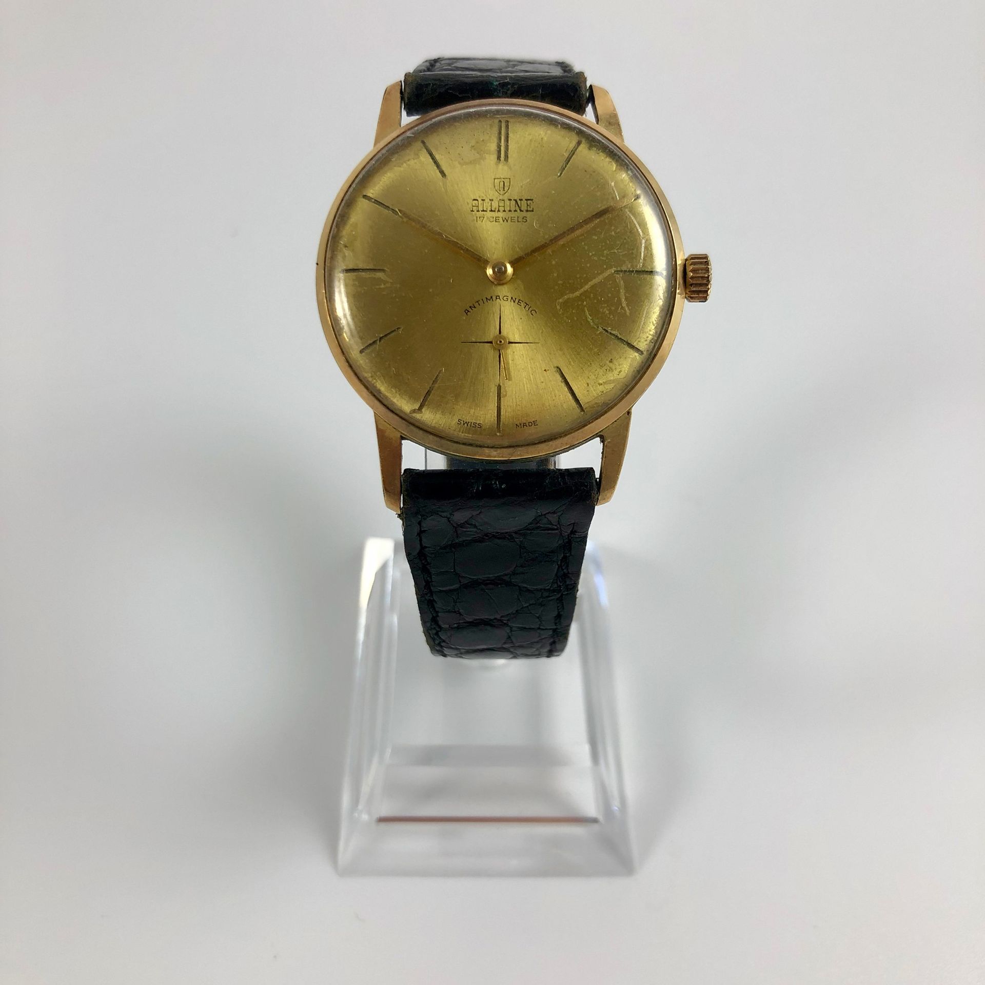 Null 
ALLAINE. About 1960. Allaine wristwatch. Yellow dial signed. Applied baton&hellip;