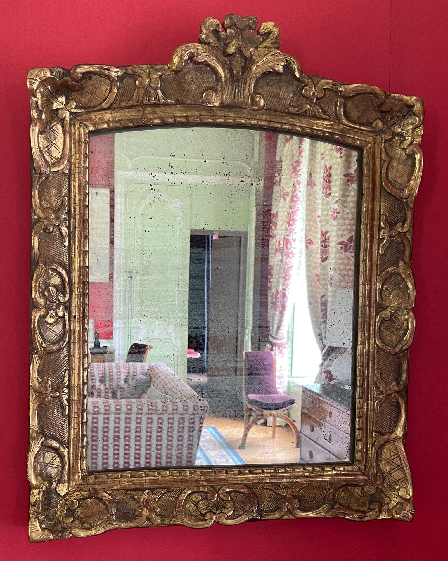 Null 两面镜子，长方形垂饰，镀金的木头，模制和雕刻有卡图。原有的镜子。路易十四时期 55 x 44 cm (维修修复)