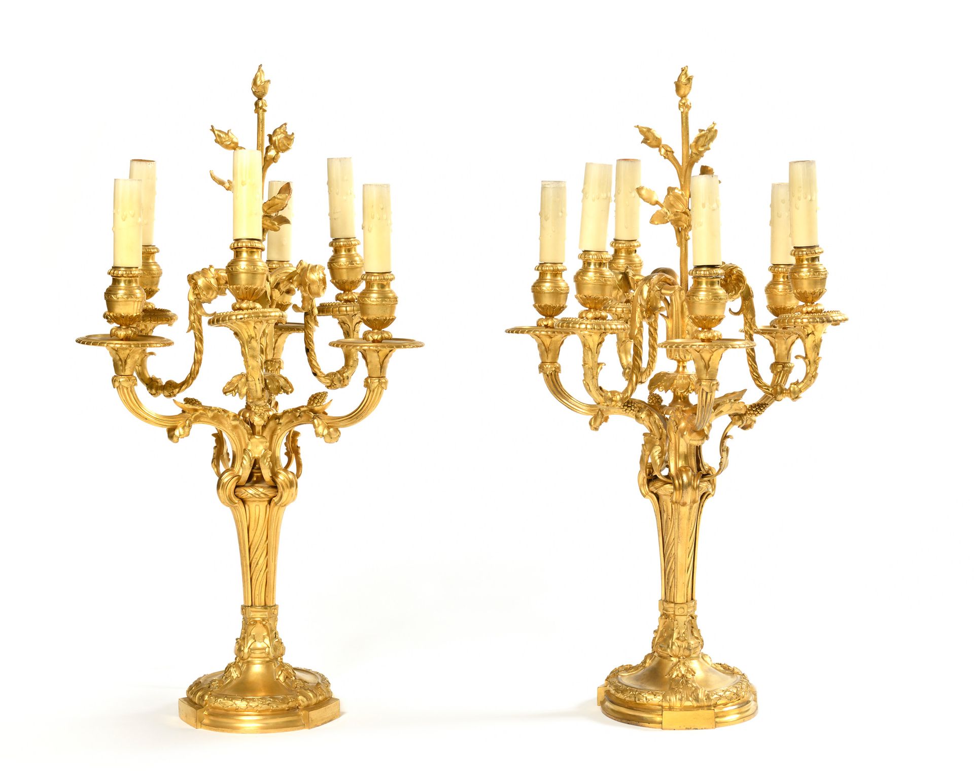 Null 一对重要的铜制鎏金镶花烛台，有六个可移动的灯臂，圆柱形的轴上装饰着树枝，三个玫瑰花蕾从树枝上逸出，圆形的底座上有桂花环的轮廓。签名：COLIN 风格：&hellip;